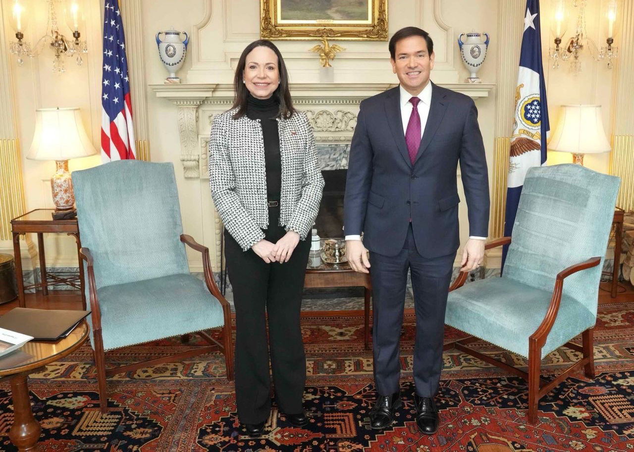 AME9282. WASHINGTON (ESTADOS UNIDOS), 28/01/2026.- Fotografía cedida por el Departamento de Estado de Estados Unidos donde se muestra a la líder opositora venezolana, María Corina Machado, posando con el secretario de Estado de Estados Unidos, Marco Rubio, este miércoles en Washington (Estados Unidos). Machado pidió tras reunirse con Rubio que haya una "transición real" en Venezuela tras la cual no quede "un sector del régimen en el poder". EFE/ Departamento de Estado de Los Estados Unidos / SOLO USO EDITORIAL/ NO VENTAS/ SOLO DISPONIBLE PARA ILUSTRAR LA NOTICIA QUE ACOMPAÑA (CRÉDITO OBLIGATORIO)
