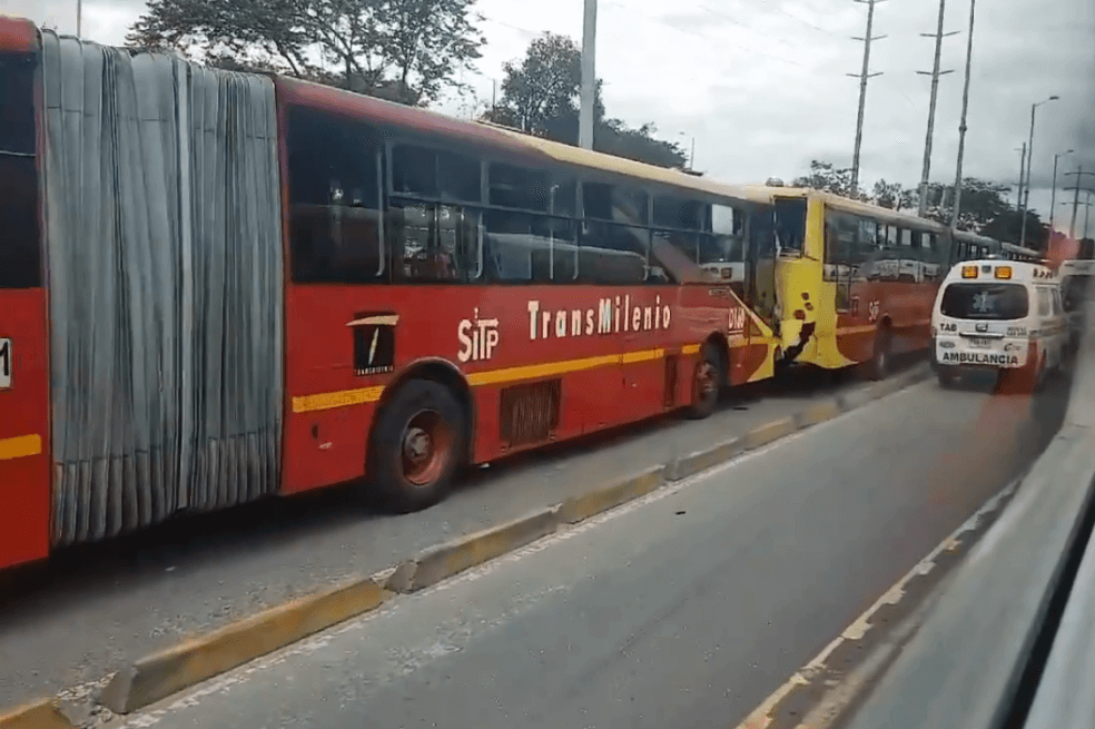 Choque entre dos buses de Transmilenio, en el norte de Bogotá, dejó tres heridos