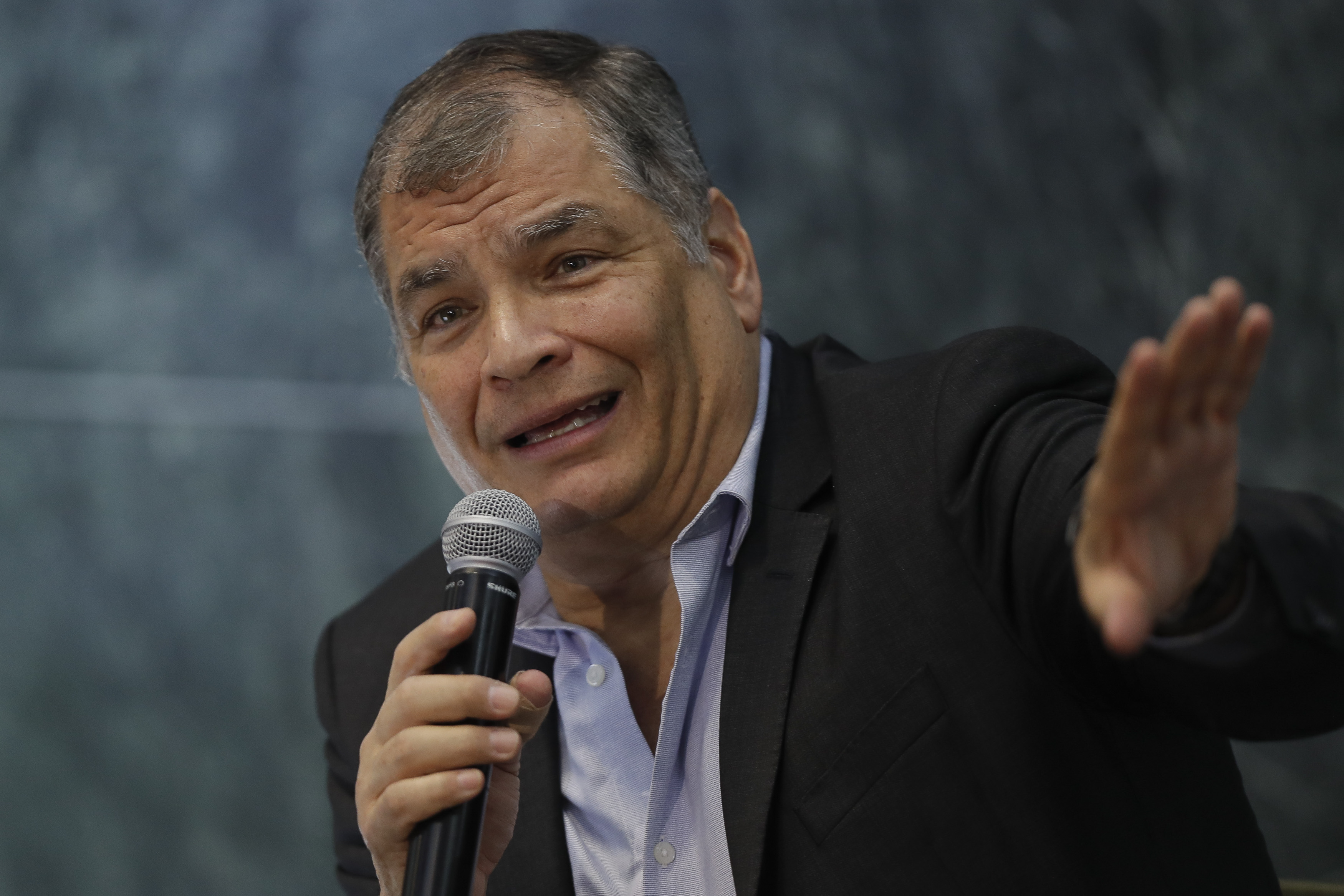 MEX1042. CIUDAD DE MÉXICO (MÉXICO), 06/03/2024.- El expresidente de Ecuador, Rafael Correa, participa en el conversatorio "El rol de los medios de comunicación en América Latina" este miércoles, en el Complejo Cultural Los Pinos en la Ciudad de México (México). Correa señaló este miércoles que los movimientos de izquierda en América Latina no tiene como rivales y ni enfrentan a los partidos de derecha "sino a sus medios de comunicación". EFE/ Isaac Esquivel