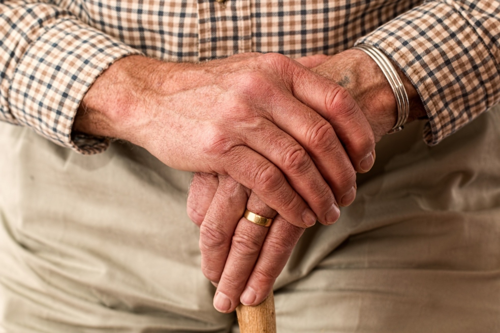 Arrestan en EE.UU. a mujer que golpeó a un mexicano de 92 años con un ladrillo