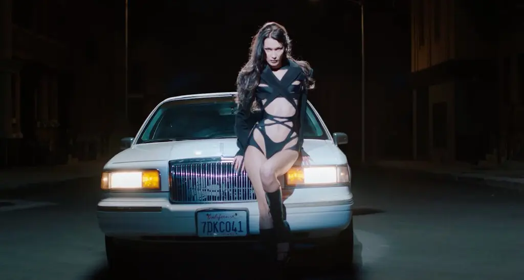 El sensual video de Mugler que reúne a Chloe Sevigny, Megan Thee Stallion y Bella Hadid.