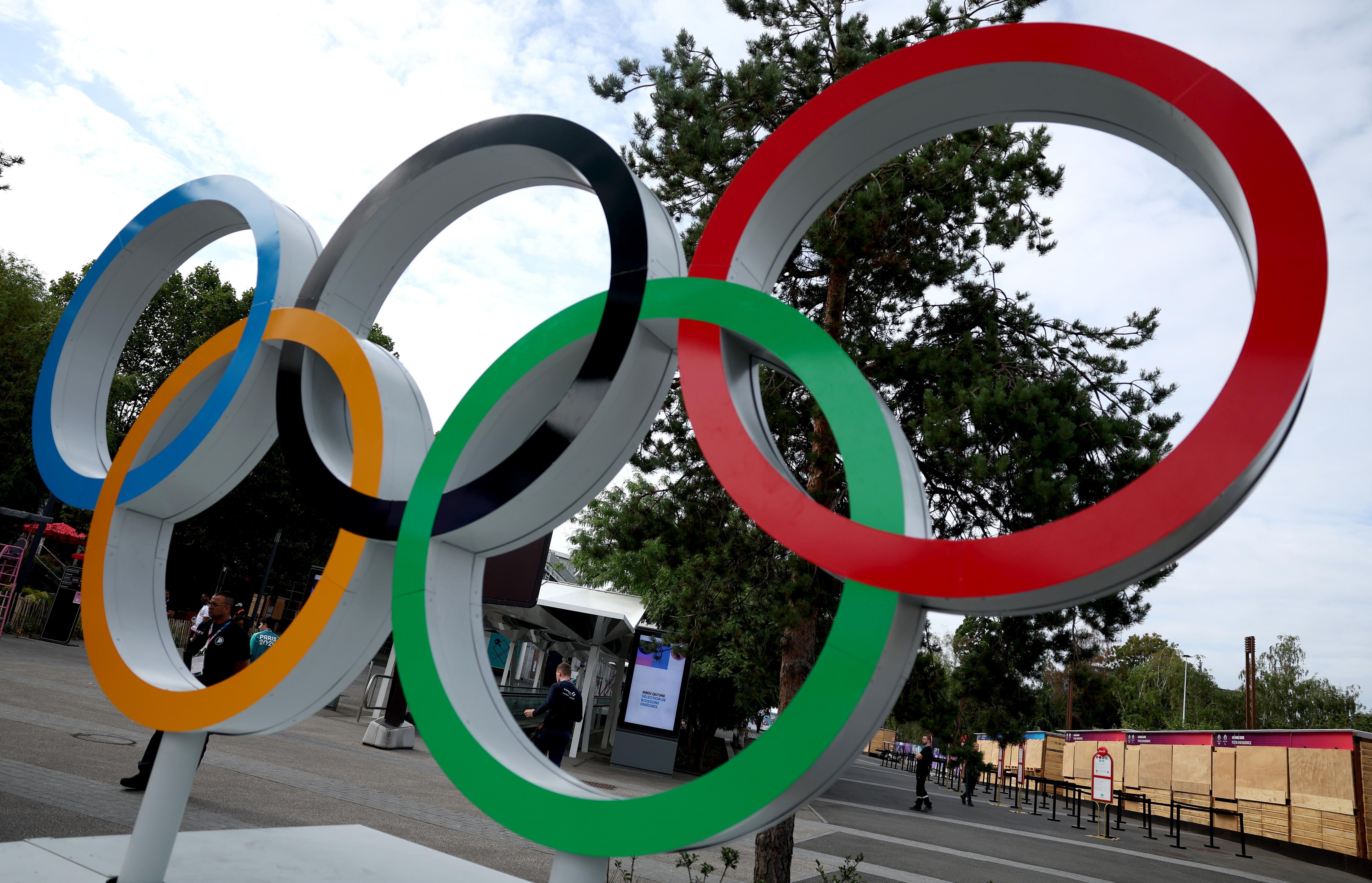 Paris (France), 25/07/2024.- The Olympic Rings outside the South Paris Arena during the Paris 2024 Olympic Games, Paris, France, 25 July 2024. The arena will host the preliminary rounds of the Women and Men Olympic Handball competitions with the first matches in the Women competition played 25 July. (Balonmano, Francia) EFE/EPA/MOHAMMED BADRA