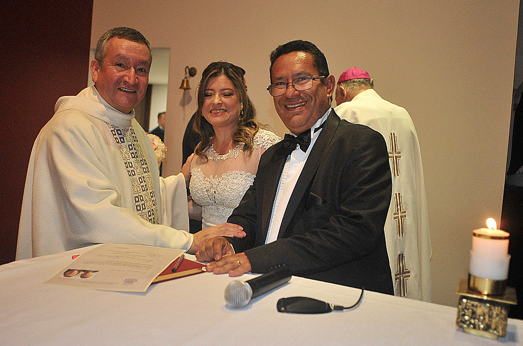 Monseñor Alberto Forero, quien preside la parroquia Santa Gema Galgani, con la pareja de Martha Isabel Forero Velasco y Carlos Javier Murcia, quienes contrajeron matrimonio.