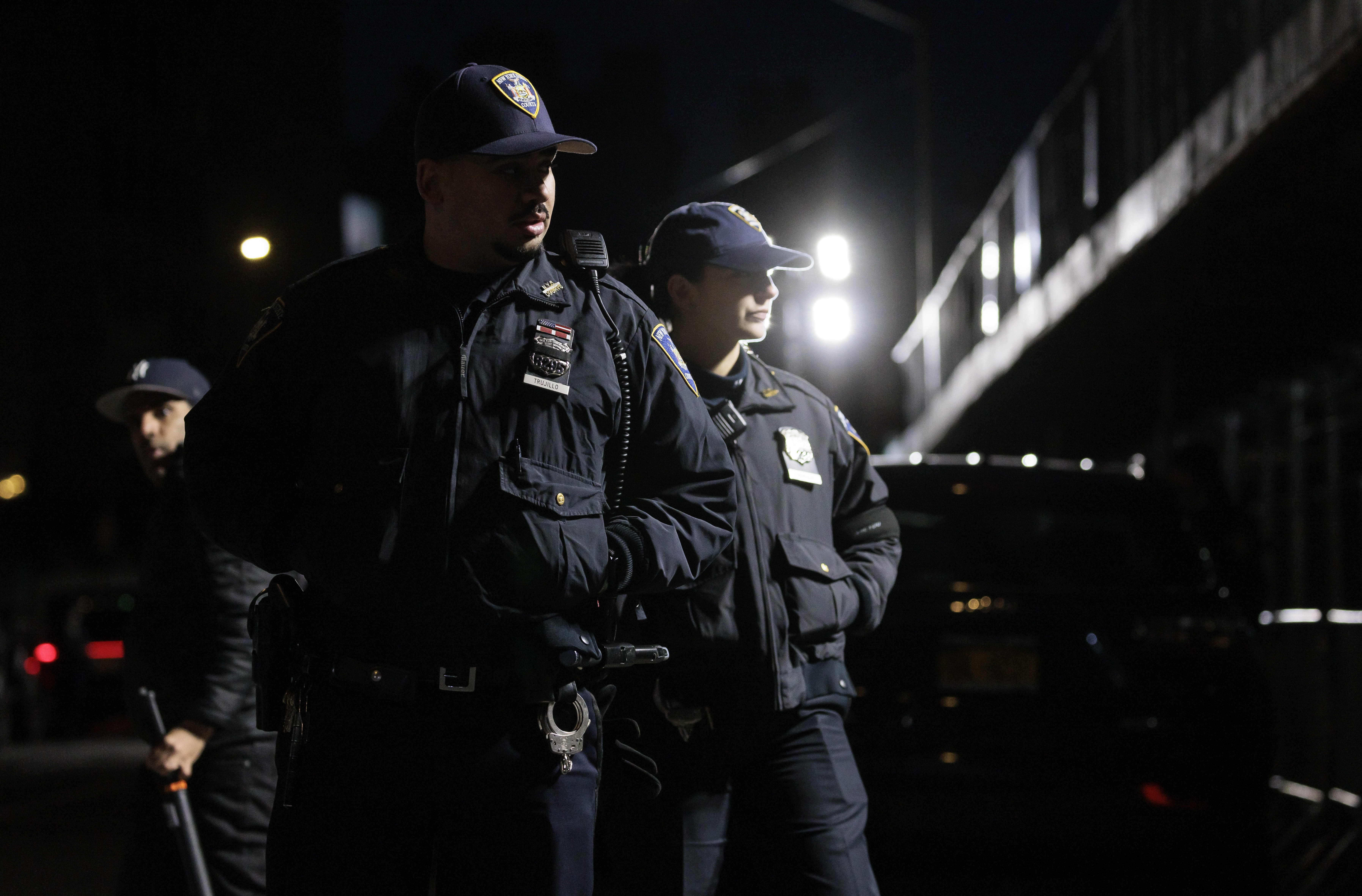 New York (United States), 30/03/2023.- New York State Court police officers outside of the New York Criminal Court building shortly after the indictment of former President Donald J. Tump in New York, New York, USA, 30 March 2023. A Manhattan grand jury has voted to indict former US President Donald J. Trump, Trump confirmed in an email on 30 March 2023. (Estados Unidos, Nueva York) EFE/EPA/JUSTIN LANE