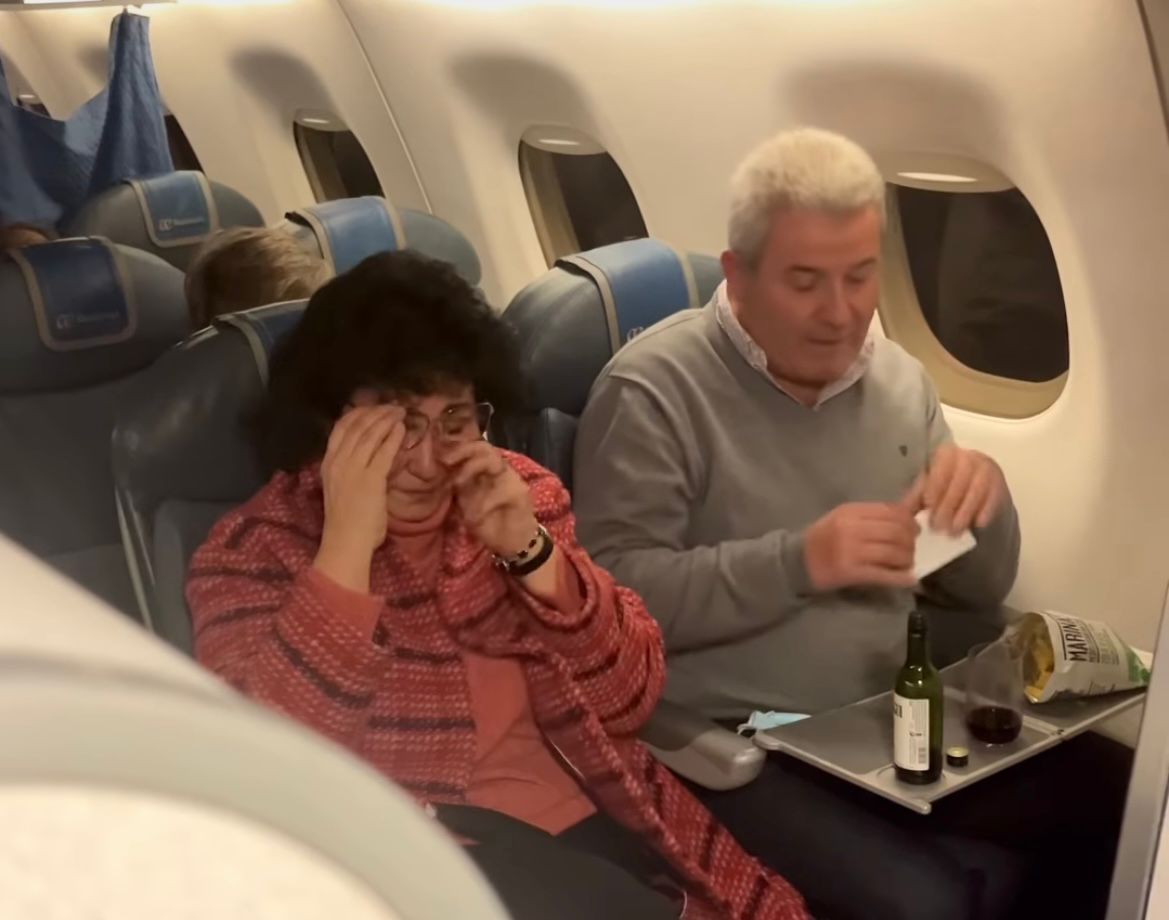 Video: el conmovedor mensaje de un piloto a sus padres en su primer vuelo