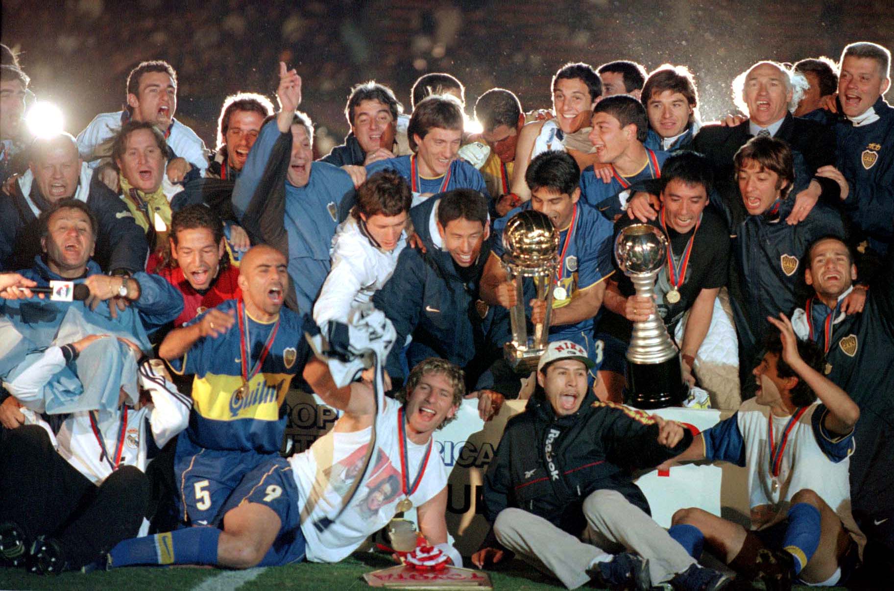 28 de noviembre de 2000: Boca Juniors celebra su victoria tras el partido de la 21.ª edición de la Copa Toyota de Europa/Sudamérica entre Boca Juniors y el Real Madrid en el Estadio Nacional de Tokio, Japón. Crédito obligatorio: Shaun Botterill/ALLSPORT