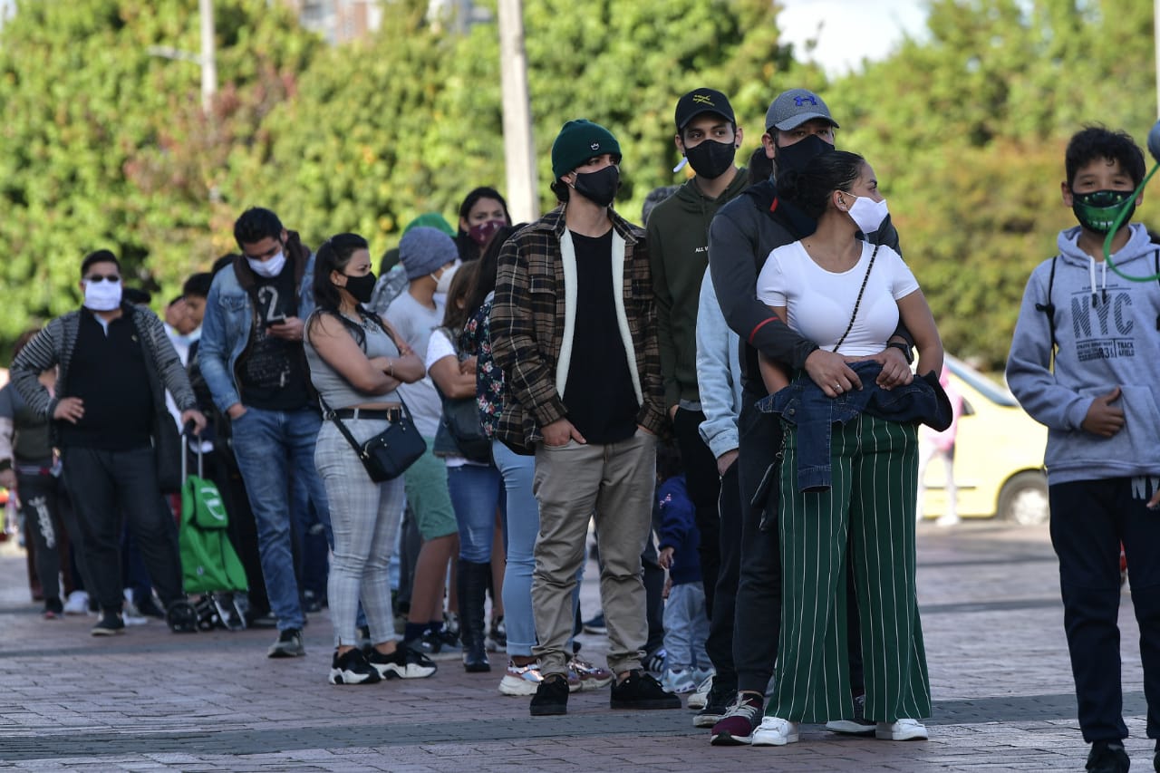 Aglomeraciones para la entrada a almacenes y centros comerciales de la capital.