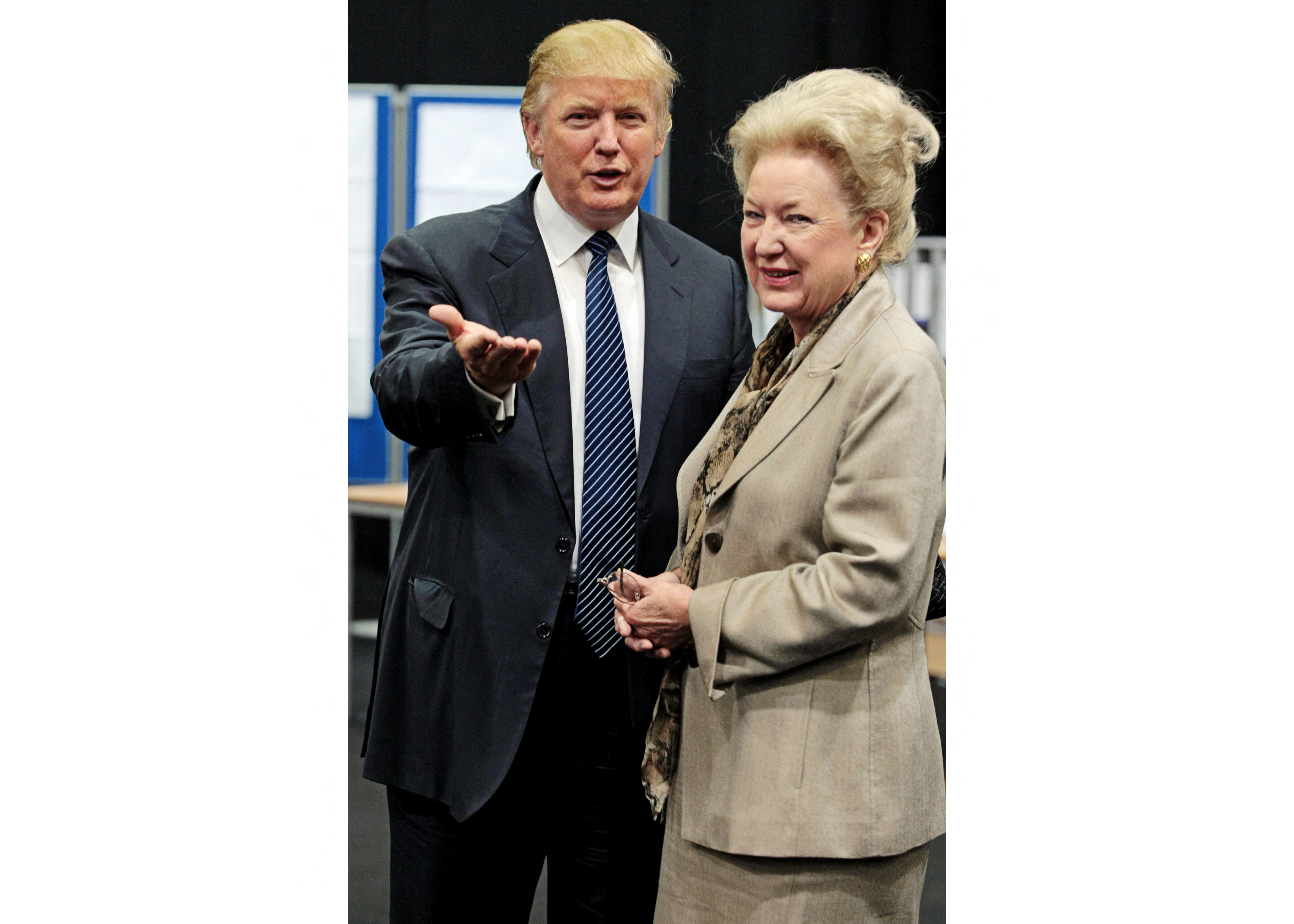 El hoy expresidente estadounidense y magnate inmobiliario Donald Trump (izq.) junto a su hermana Maryanne Trump Barry, en 2008.