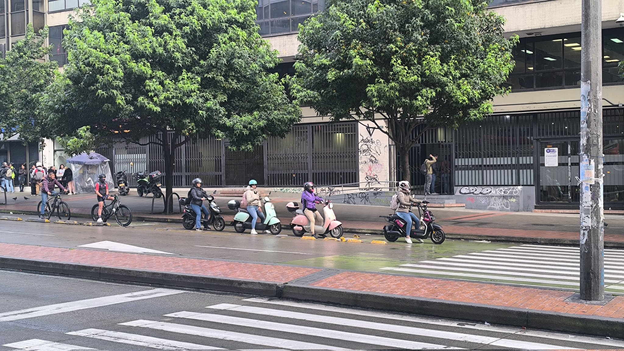 En la práctica, antes de ser sancionada la ley, varios vehículos ya hacen uso de los carriles exclusivos para bicicletas en Bogotá.