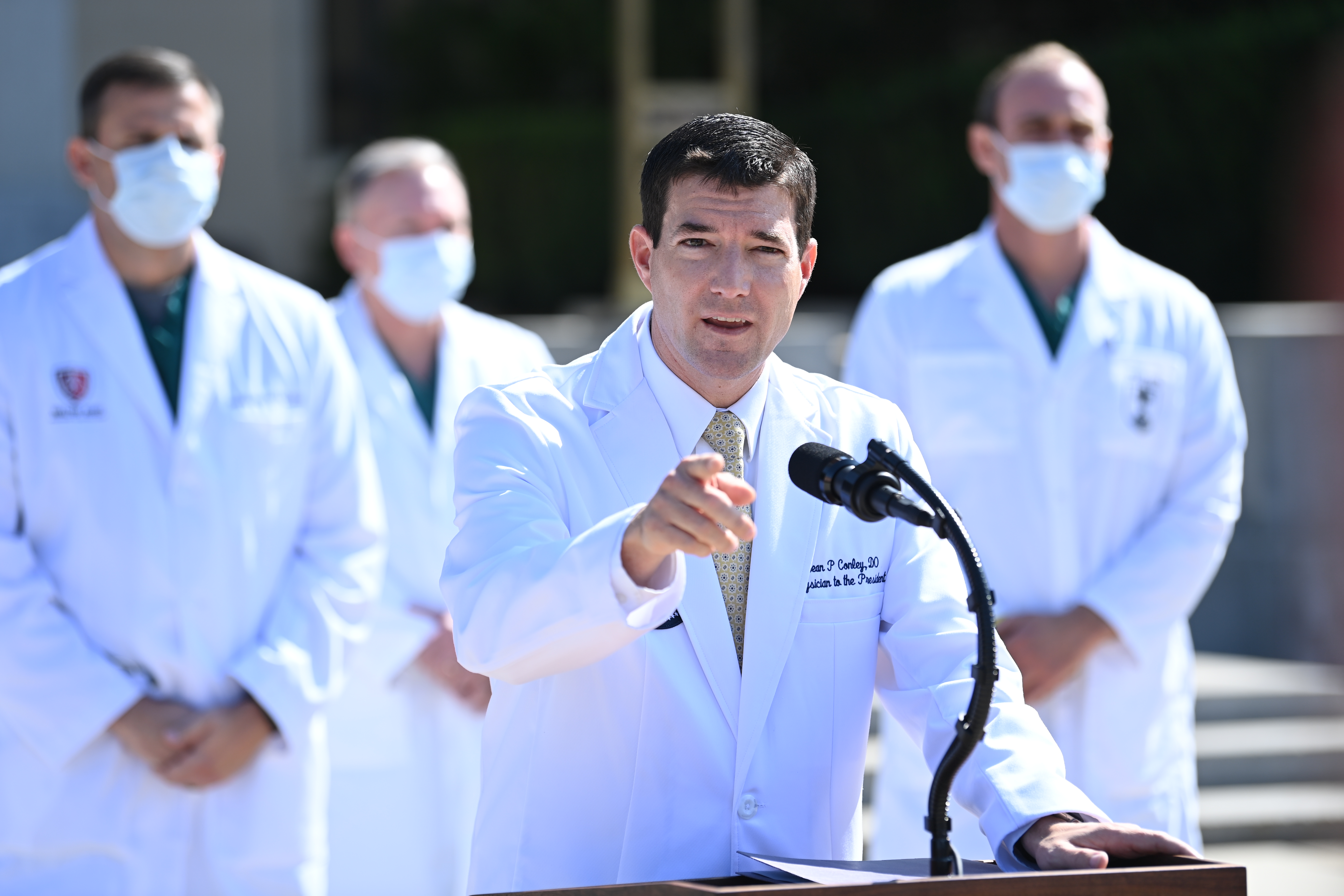Cuidar a un paciente que no creyó en su enfermedad: estos son los médicos de Trump