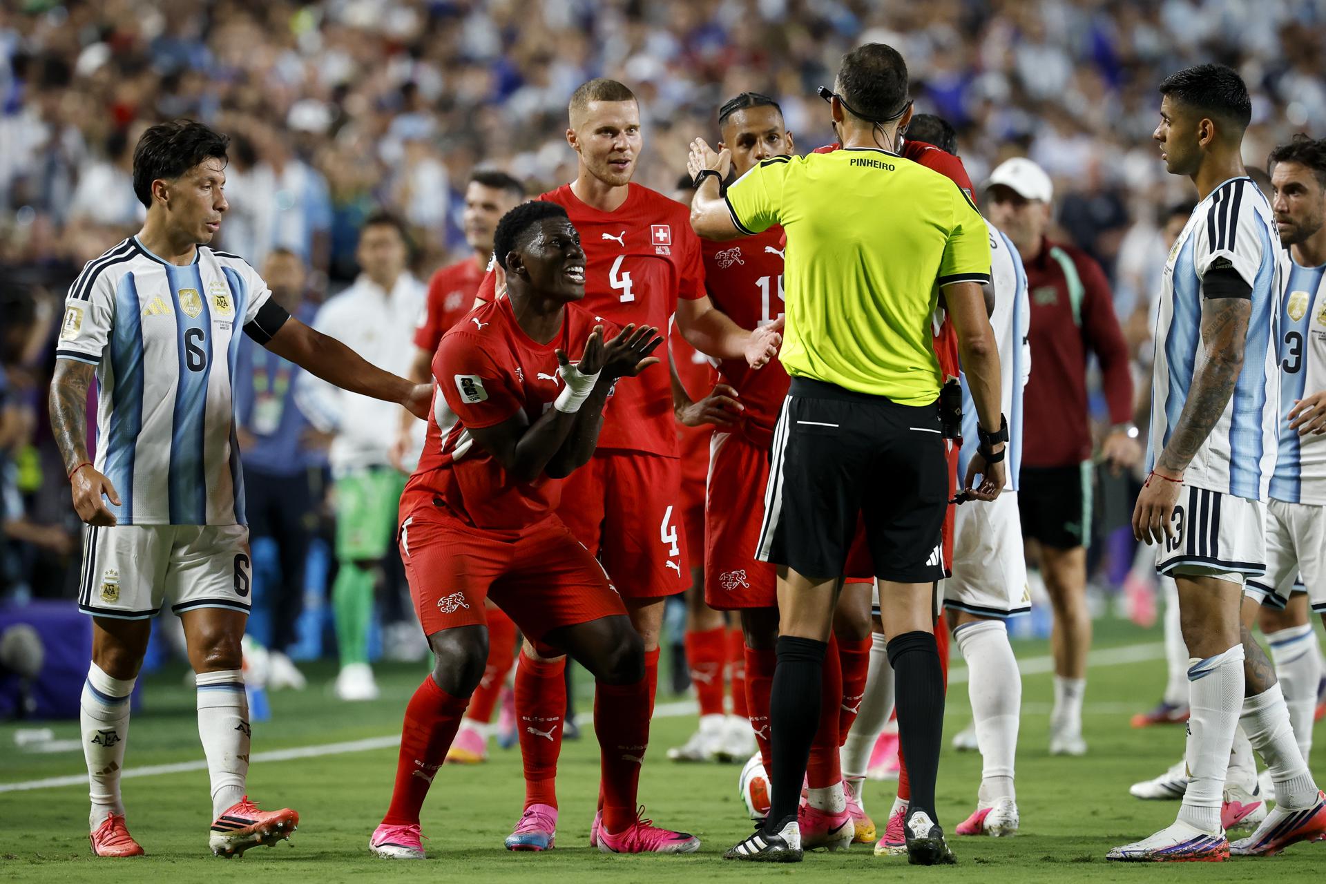 ¿Beneficiaron a Argentina vs. Suiza? IFAB aclaró la regla que causó polémica en el Mundial