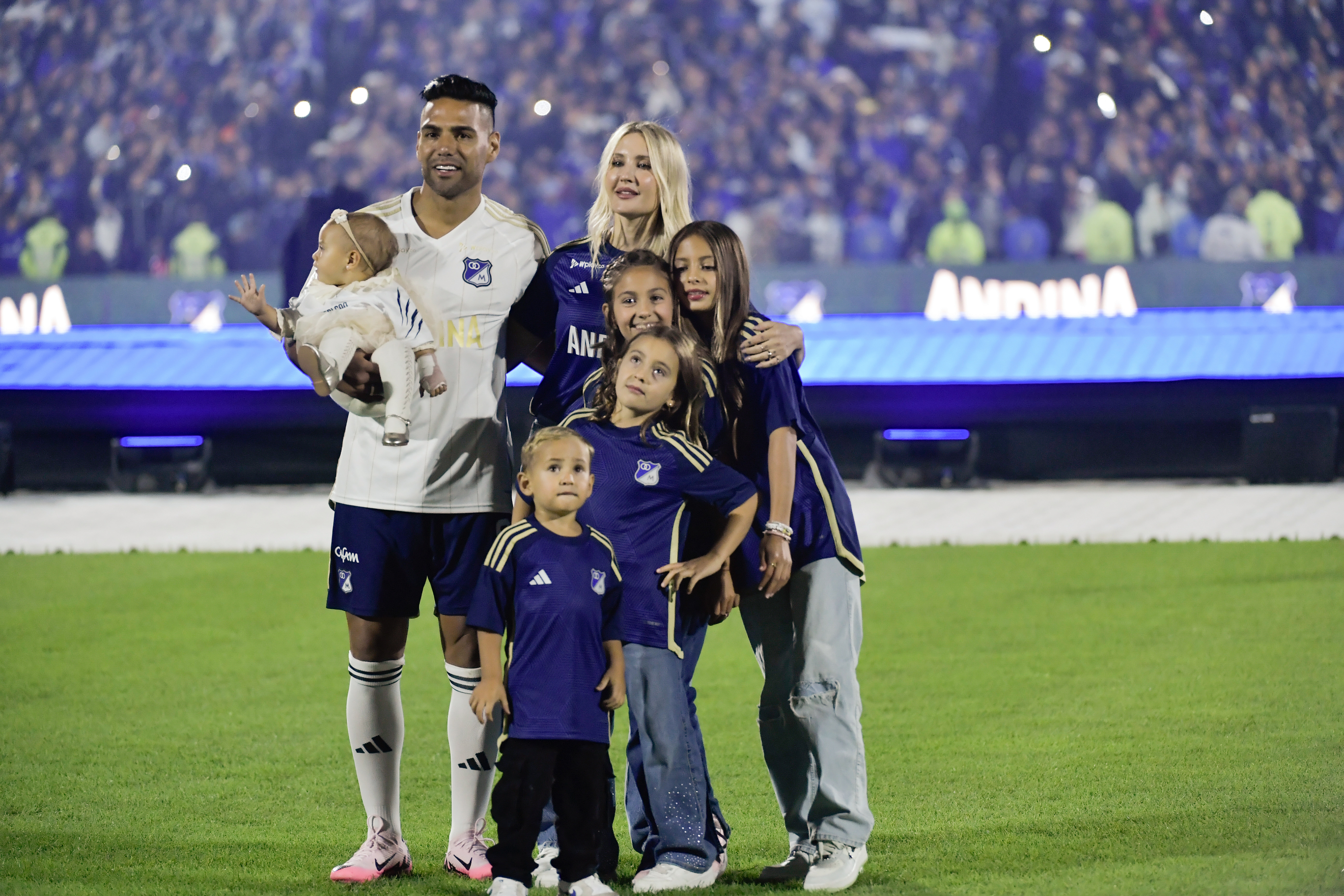 Presentación del nuevo jugador de Millonarios en el estadio El Campin de Bogotá