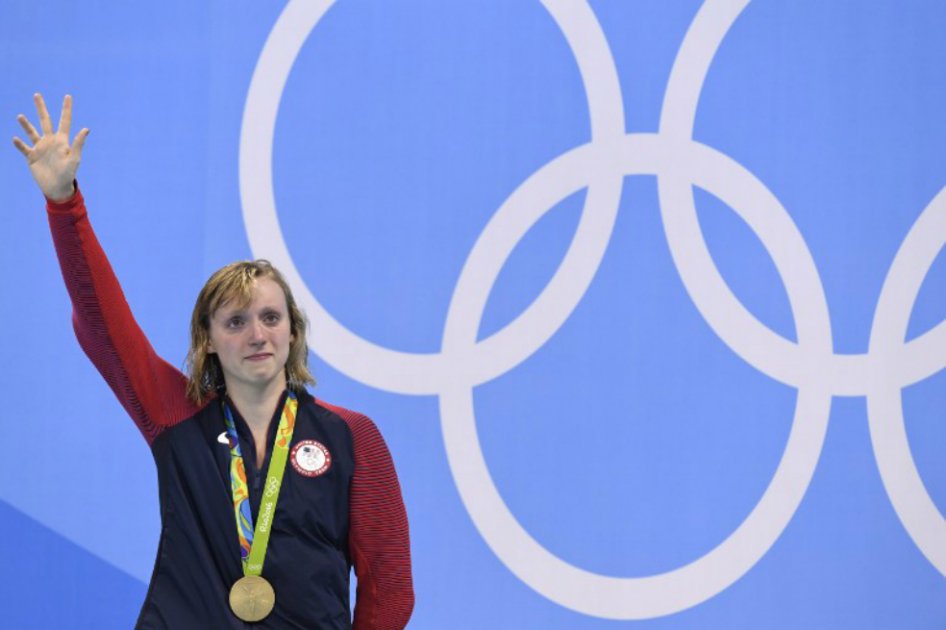 La estadounidense Katie Ledecky con la medalla de oro de los 800 metros estilo libre. / AFP