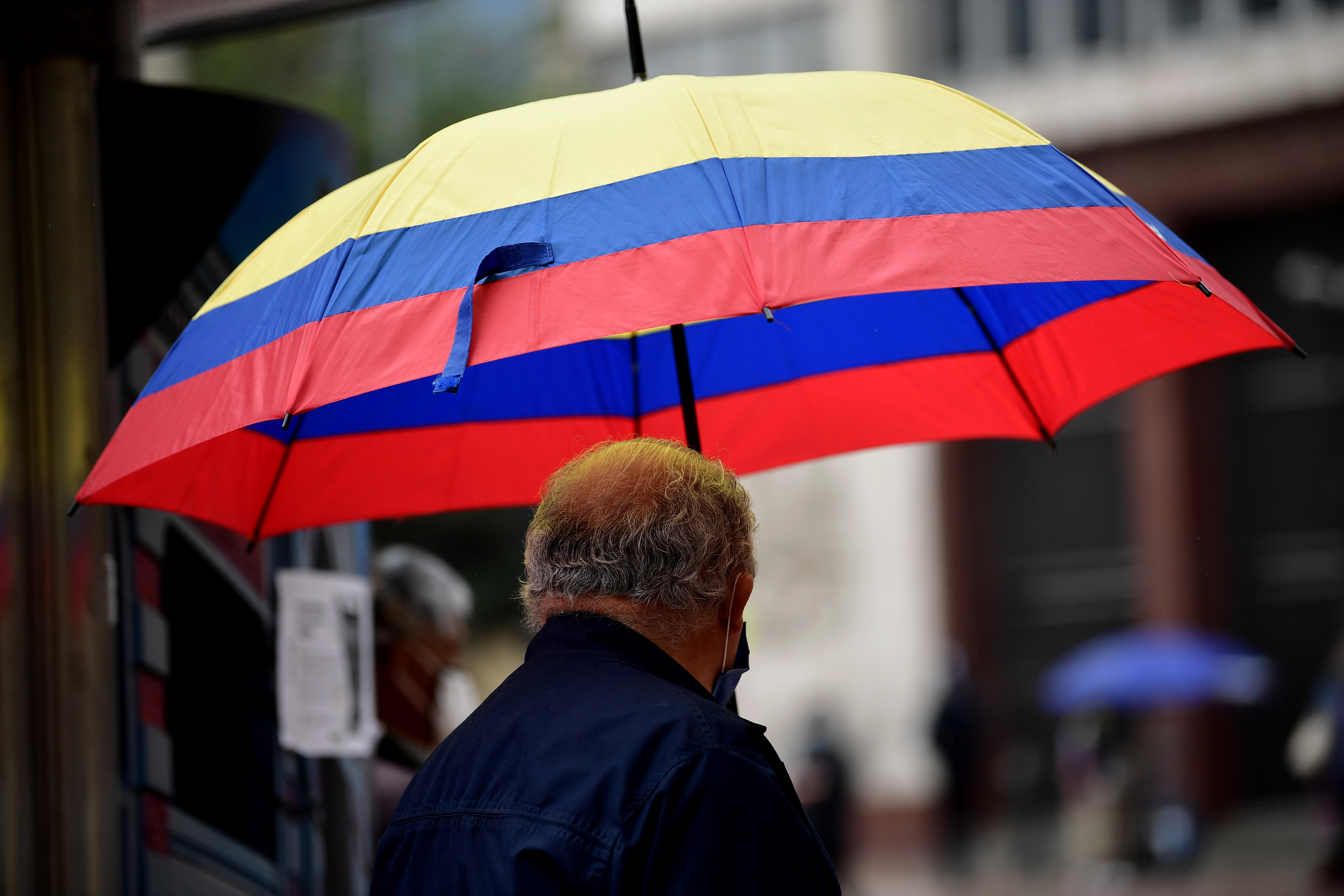 Personas de la tercera edad en la calle durante el aislamiento obligatorio en Bogotá, a causa del Covid-19.