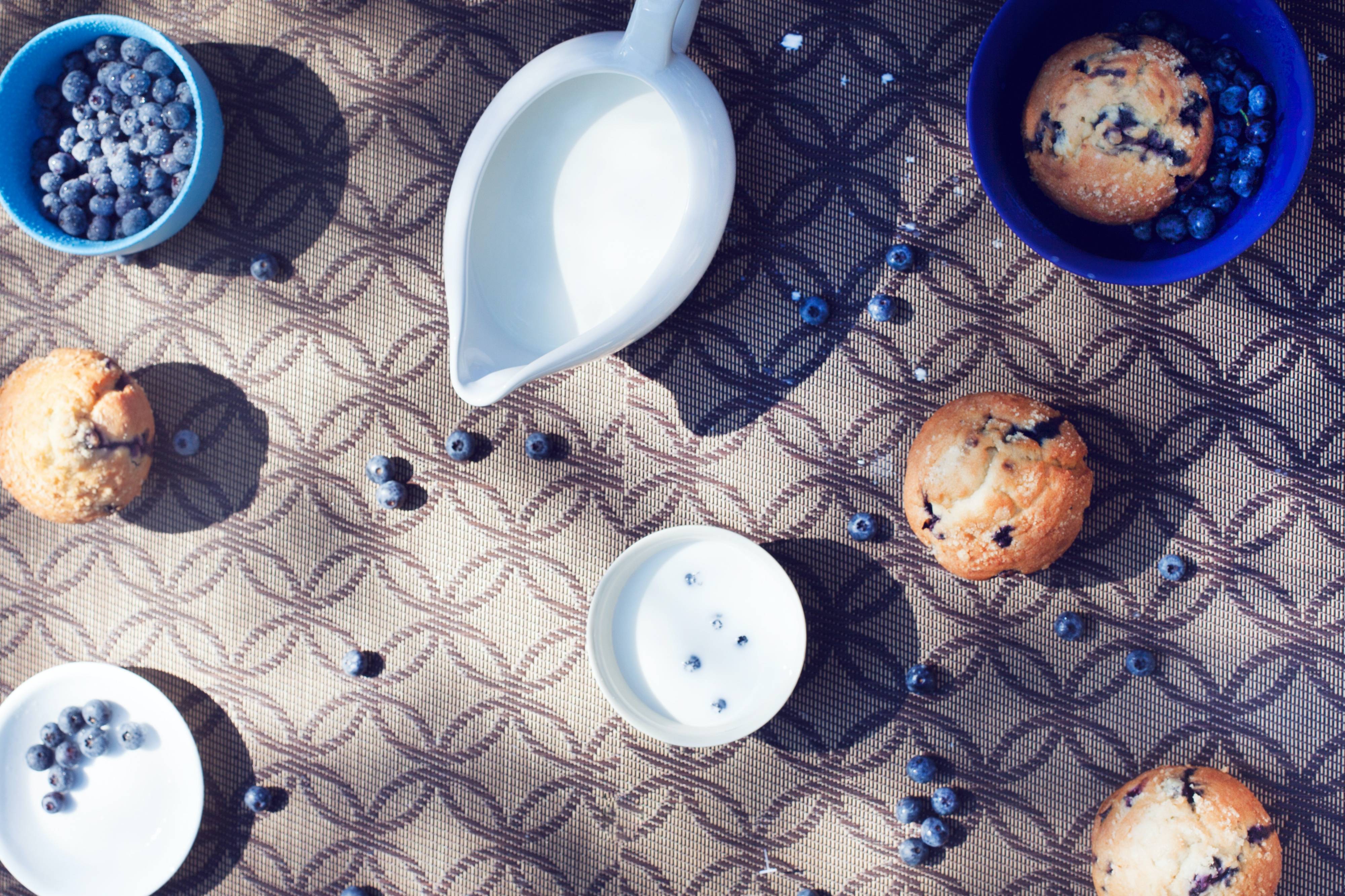 Así se preparan unos deliciosos “muffins” de banano y arándanos