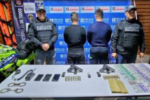 Sorprenden a dos policías extorsionando a un conductor en Bogotá: así los capturaron