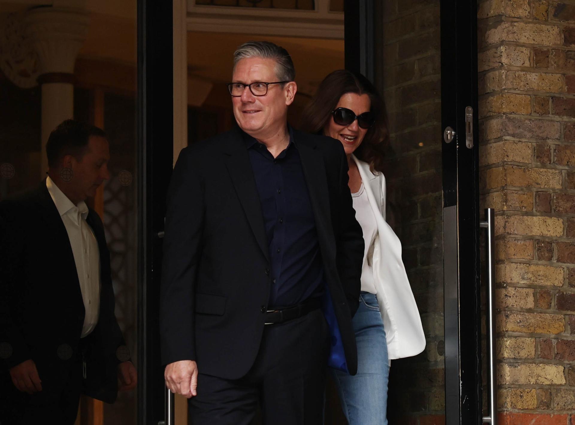 Starmer insiste en “seguir gobernando” y los laboristas se dividen en plena crisis