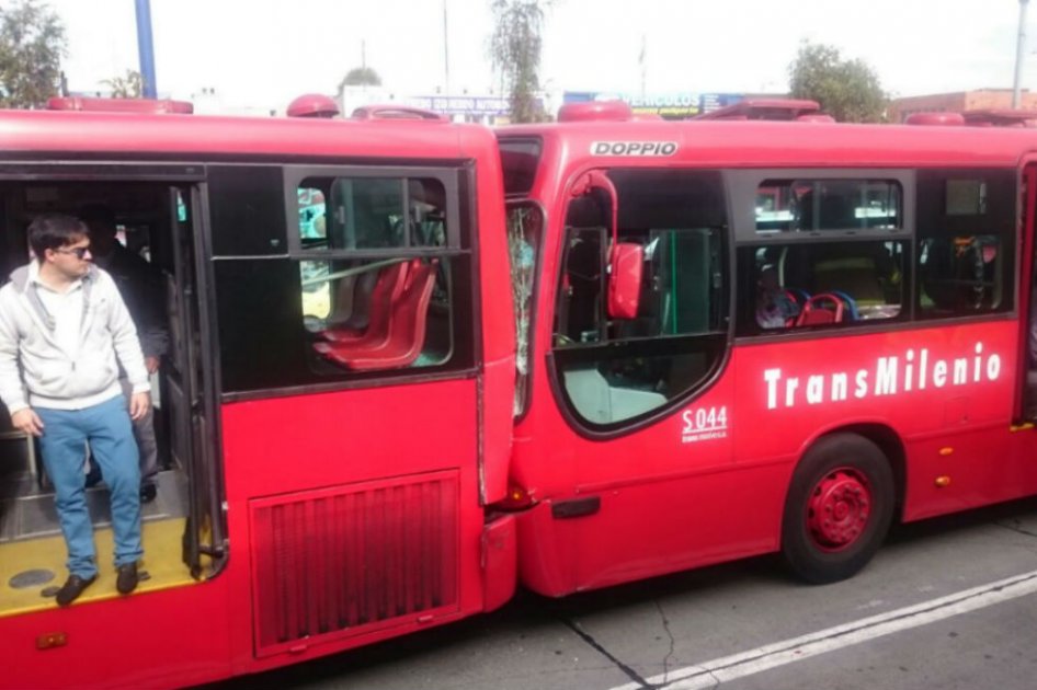 Al menos 75 personas valoradas por accidente de tres buses de Transmilenio