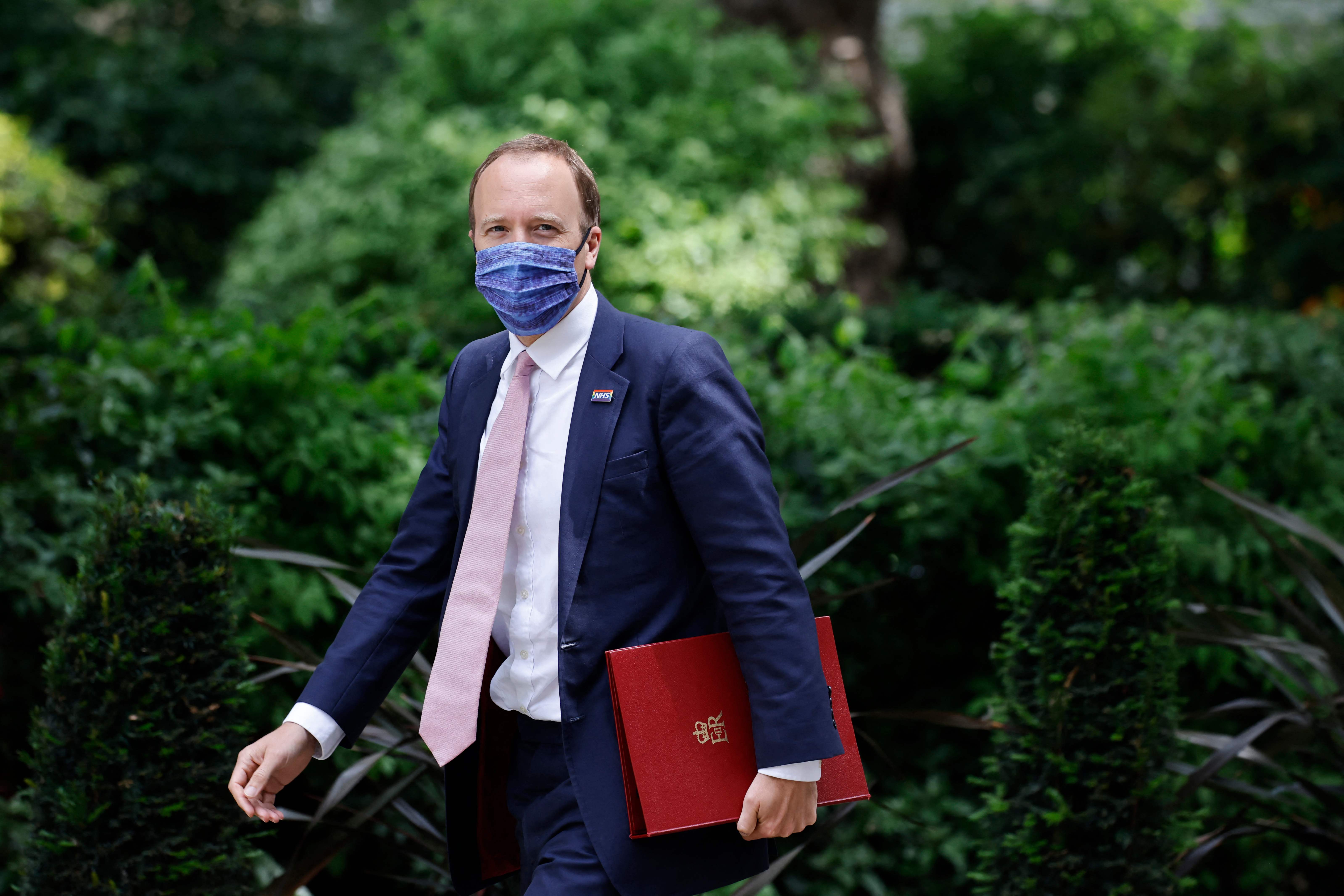 Ministro de Salud británico anuncia su dimisión por infringir reglas sanitarias
