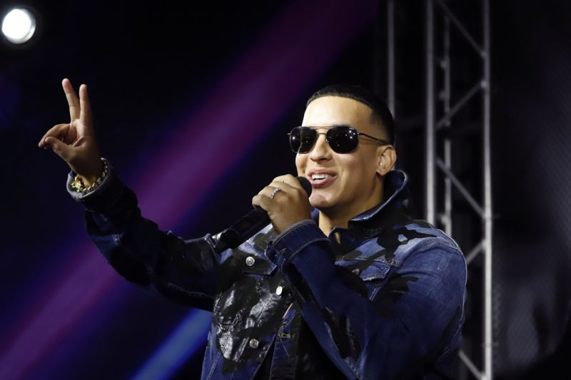El reguetonero puertorriqueño celebró este sábado que el video de la canción "Limbo", que incluyó en su disco "Prestige" (2012), superó las mil millones de reproducciones y ahora se suma a temas como "Despacito", "Dura", "Shaky Shaky", "Con Calma" y "China" que también tienen cifras destacadas. El artista recordó que esta propuesta audiovisual se filmó en el Centro Ceremonial Otomí, en México.