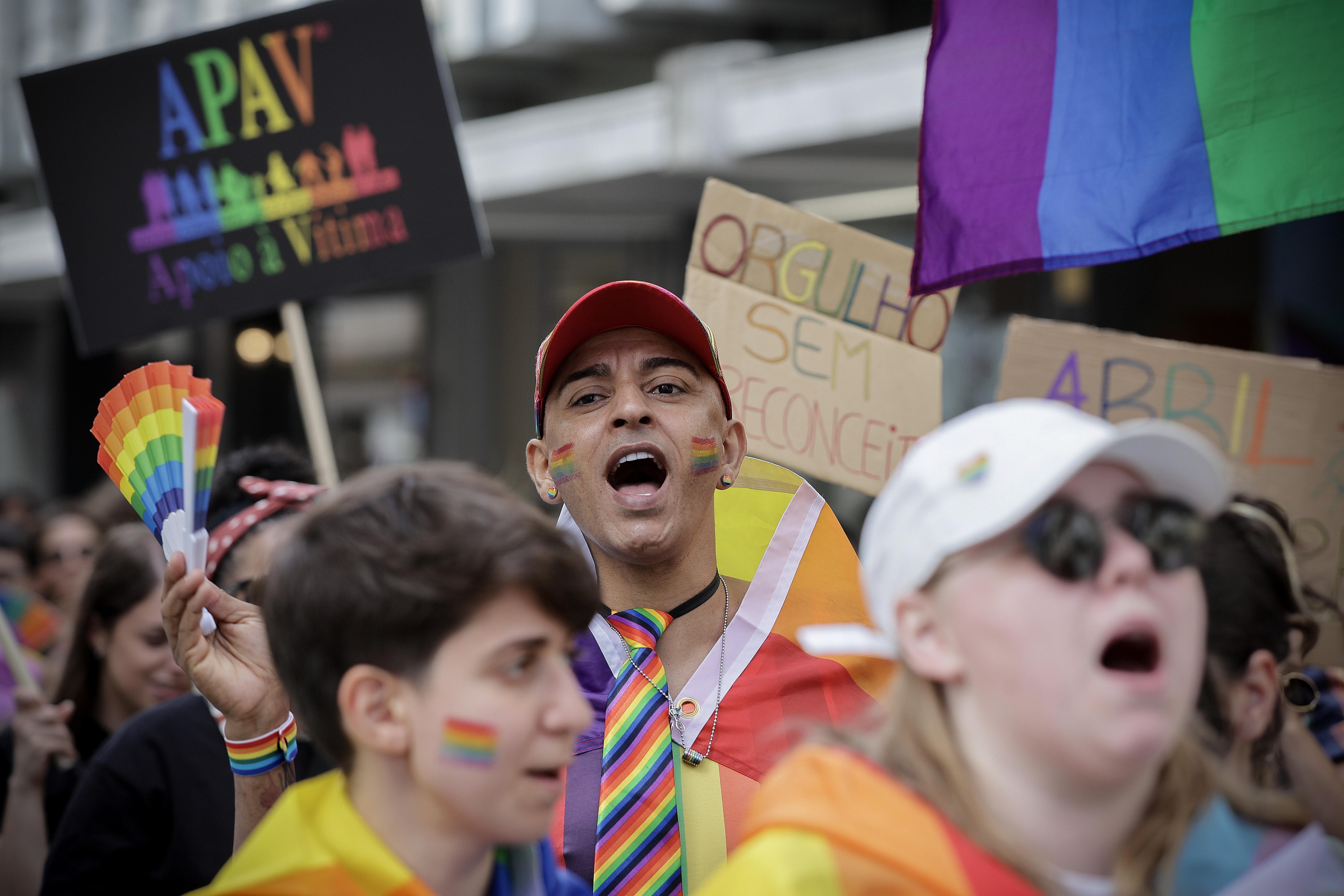 Porto (Portugal), 29/06/2024.- People participate in the 19th edition of Porto's LGBTI+ Pride March at Praca da Republica, in Porto, Portugal, 29 June 2024. EFE/EPA/MANUEL FERNANDO ARAUJO