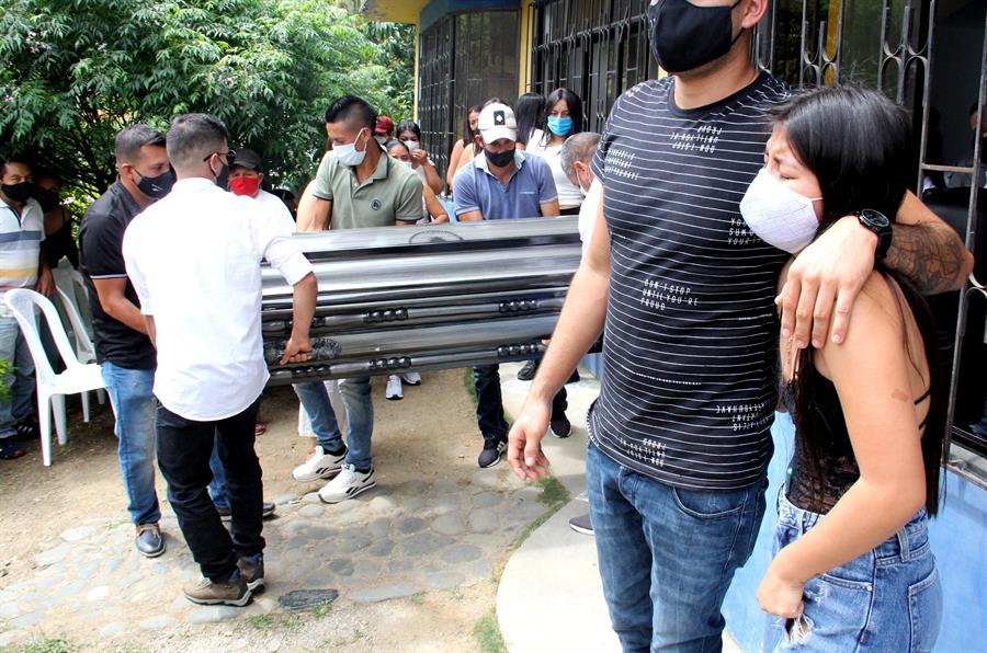 Familiares cargan un féretro con el cuerpo de Óscar Andrés Obando Betancurt, una de las víctimas de la masacre de nueve jóvenes, durante su velorio en Samaniego.