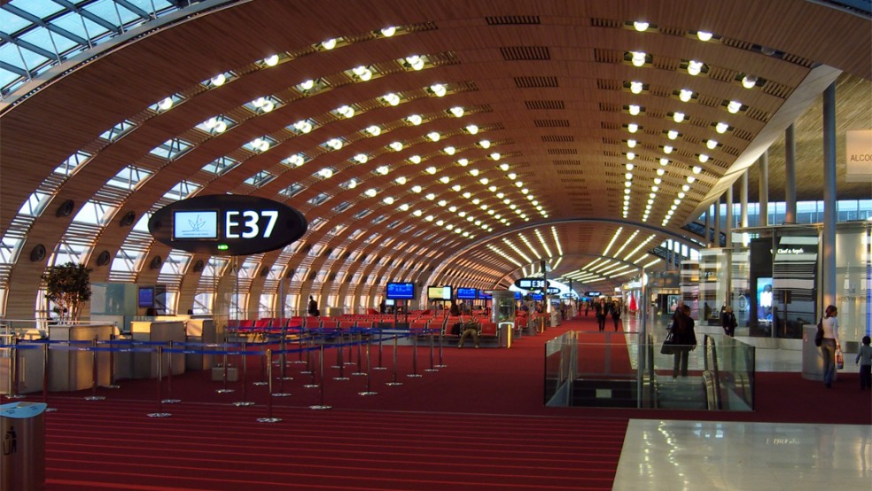 El Aeropuerto Internacional de París-Charles de Gaulle (CDG), principal terminal aérea de Francia y uno de los centros de aviación más importantes del mundo, se ubica a 25 km de París y sirve como hub de Air France. Diseñado por el arquitecto Paul Andreu, ha crecido con el tiempo para atender a millones de pasajeros y cuenta con múltiples conexiones como el RER, TGV y Eurostar. Certificado como aeropuerto de 4 estrellas, ha implementado mejoras recientes en sus terminales que lo acercan a los estándares de 5 estrellas, destacando en comodidad, servicios y procesos de seguridad.