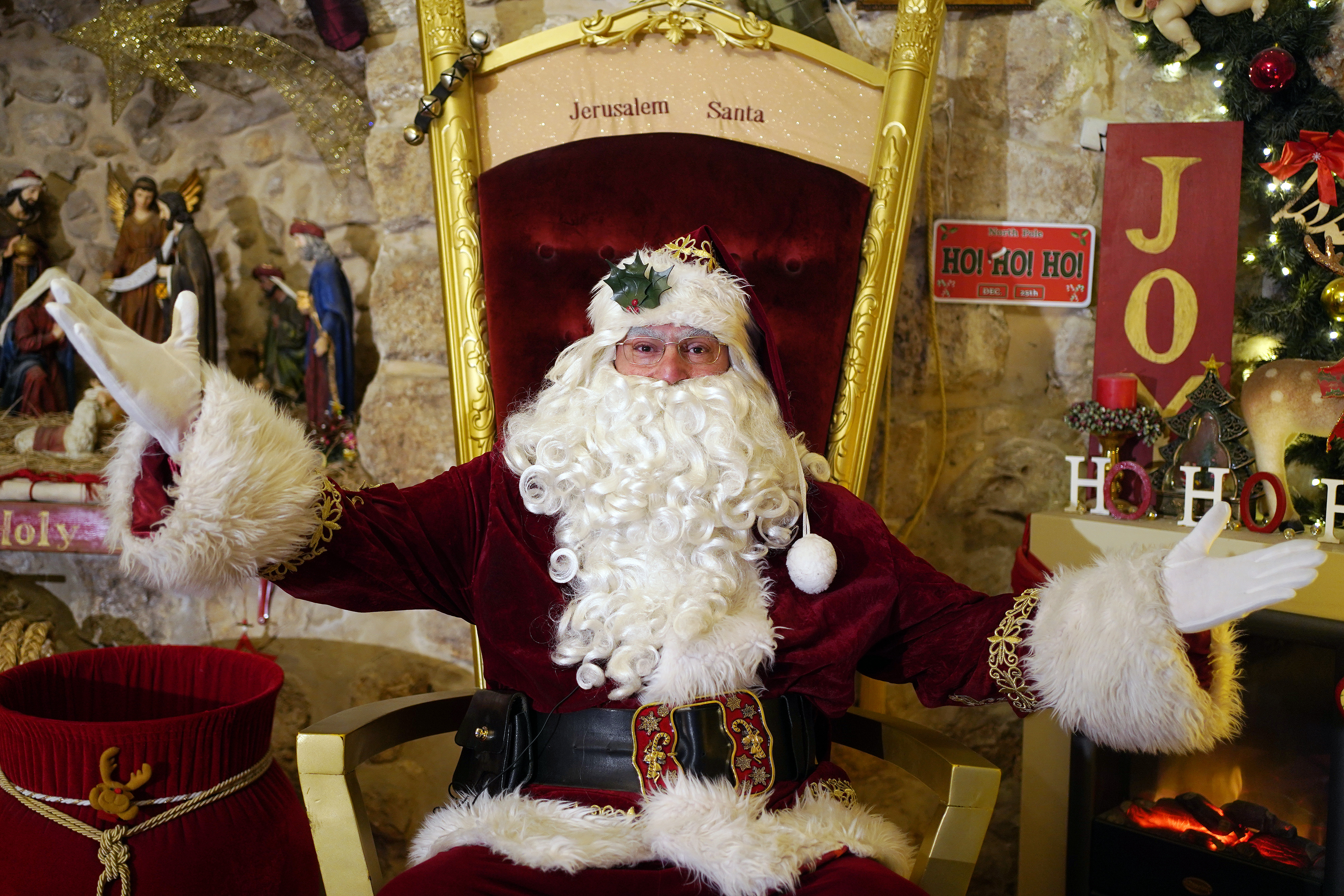 JERUSALÉN, 19/12/2024.- El palestino Issa Anis Kassissieh, vestido como Santa Claus, posa para EFE en su casa, en la Ciudad Vieja de Jerusalén. EFE/Alejandro Ernesto