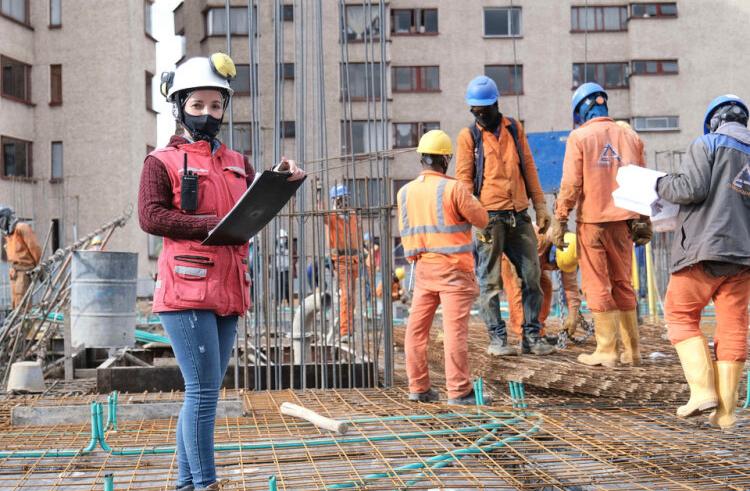 Más educación no les garantiza mejores ingresos a las mujeres profesionales en Bogotá