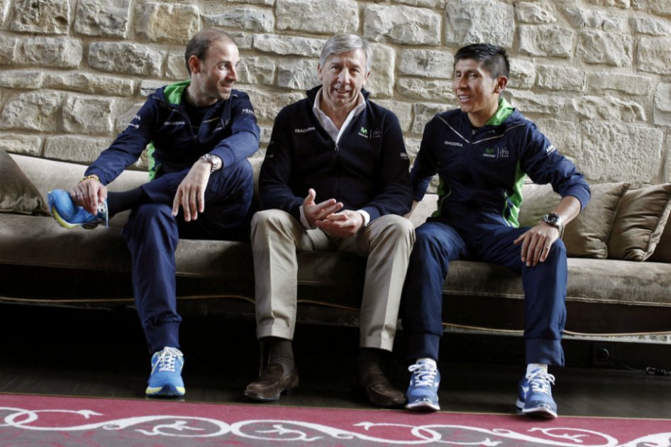 Nairo Quintana junto a Alejandro Valverde y Eusebio Unsue durante su concentración en un hotel de Pamplona. Foto: AFP