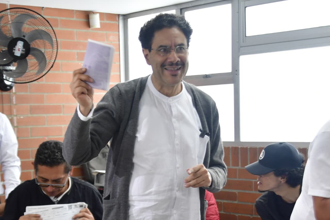 Sobre las 11 de la mañana, el senador y precandidato Iván Cepeda llegó al colegio CELCO San Lucas, en Kennedy, localidad al suroccidente de Bogotá, donde votó en la mesa número uno (de dos habilitadas).