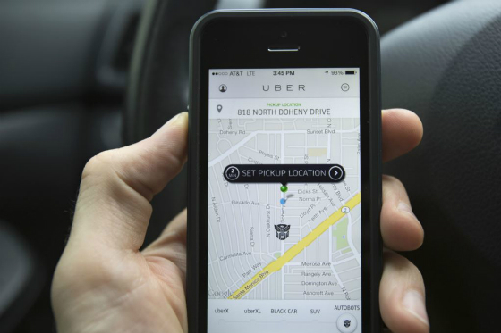 Multimillonario Carl Icahn invierte 100 millones en Lyft, rival de Uber