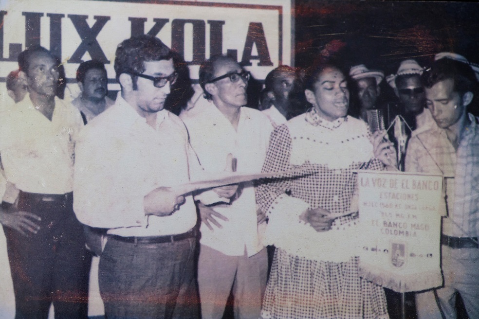 Juan Gossaín, reportero. En la foto, José Barros y Delia Zapata Olivella. Foto del archivo particular de Juan Gossaín- ¿Y usted quién es? - preguntó Juan a aquel extraño que le interrumpía con semejante noticia el desayuno.