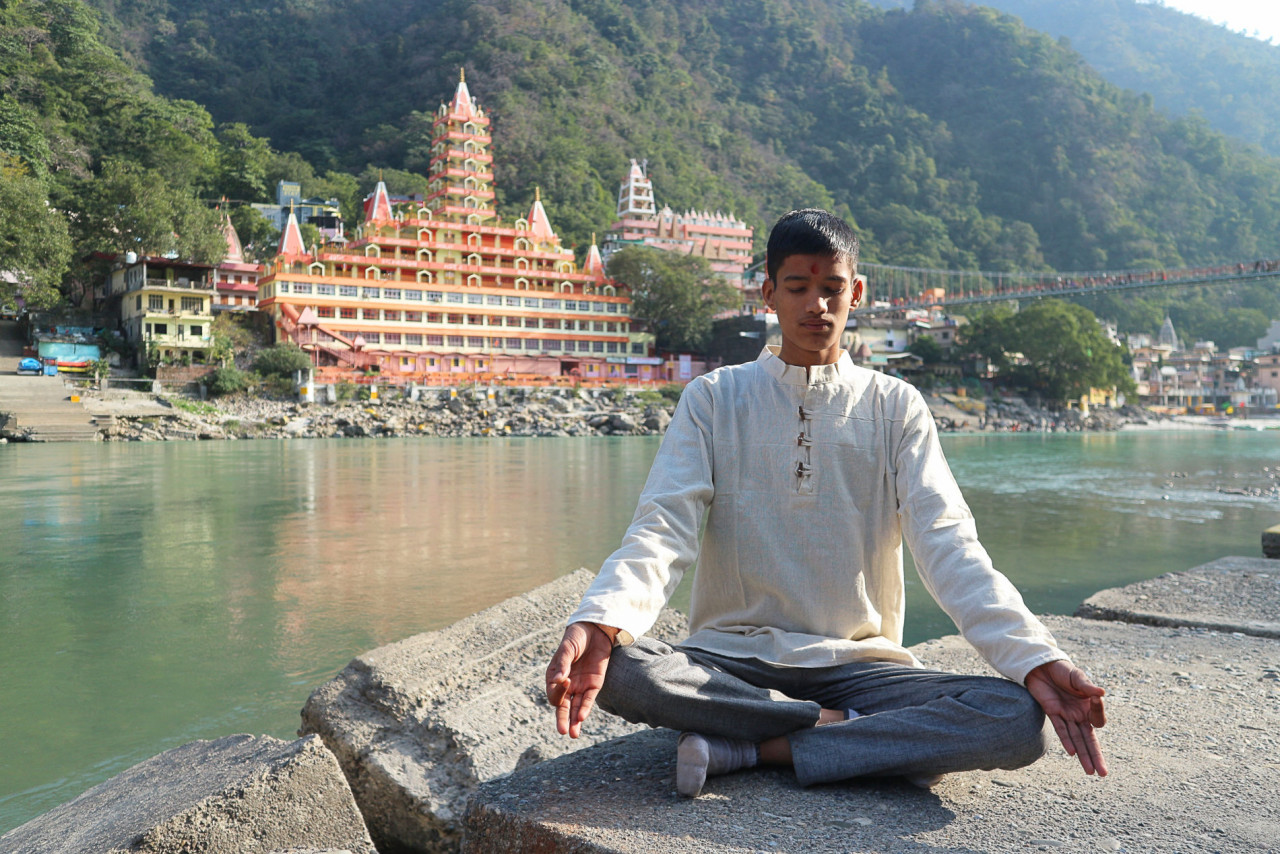 Rishikesh, capital mundial del yoga

Rishikesh, en la India, es conocida como la capital del mundo del yoga. Para muchos, también es la cuna de esta práctica. Situada en las estribaciones de la cordillera del Himalaya y bañada por el río más sagrado de India, las calles de Rishikesh están repletas de centros que imparten clases de hatha o ashtanga.

Sus tiendas venden todo tipo de material para practicar yoga y los ashrams, espacios en los que se cultiva la espiritualidad mediante la meditación, y gurús proliferan a ambas orillas del Ganges, donde se realizan muchas ceremonias espirituales. Incluso, una vez al año celebran el International Yoga Festival, uno de los eventos yoguis más importantes del planeta.