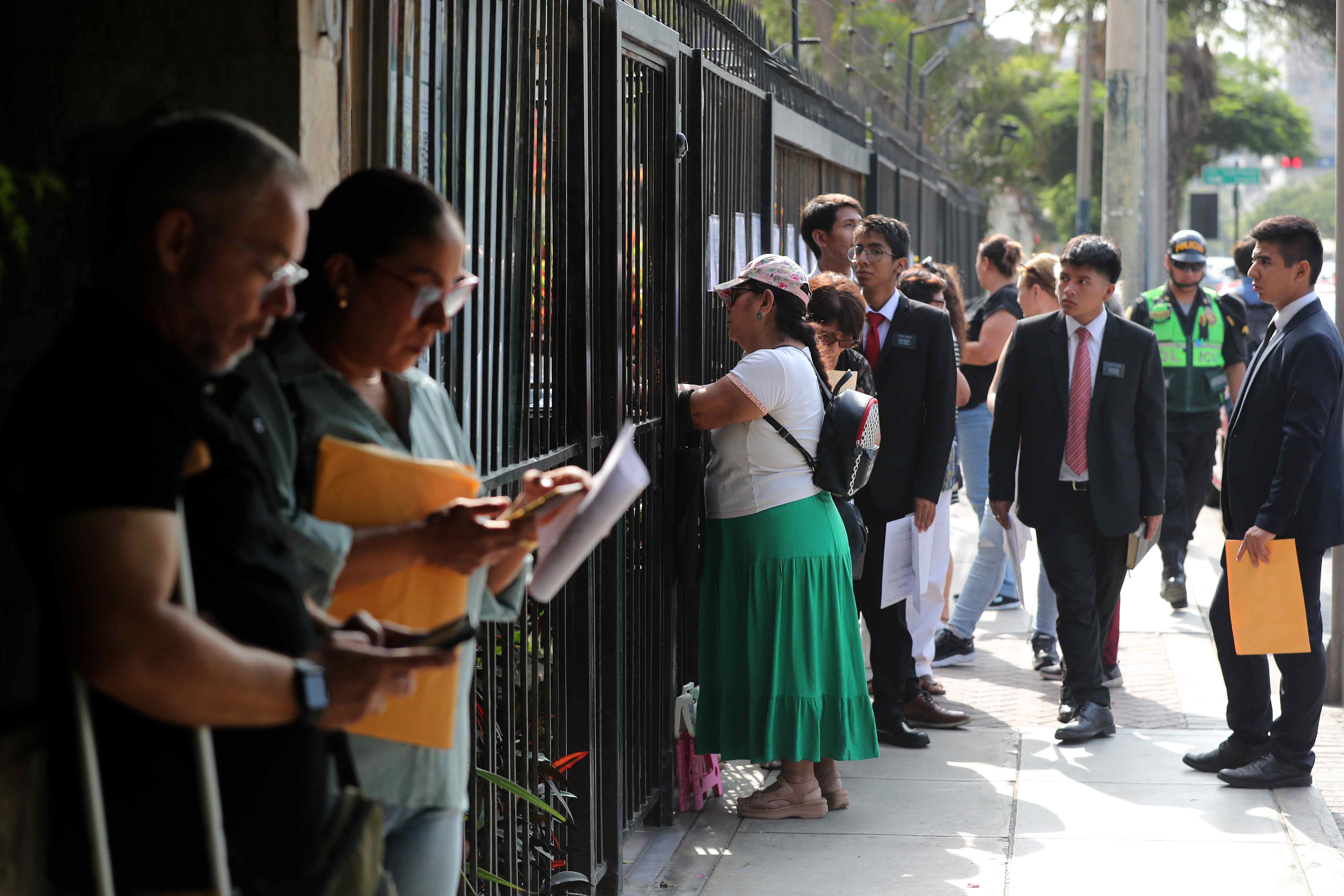 AME6236. LIMA (PERÚ), 10/04/2024.- Decenas de peruanos acuden a la Embajada de México para informarse acerca de la nueva visa impuesta de forma intempestiva por el país norteamericano, cuando muchos de ellos ya tenían viajes reservados, este miércoles en Lima (Perú). EFE/Paolo Aguilar