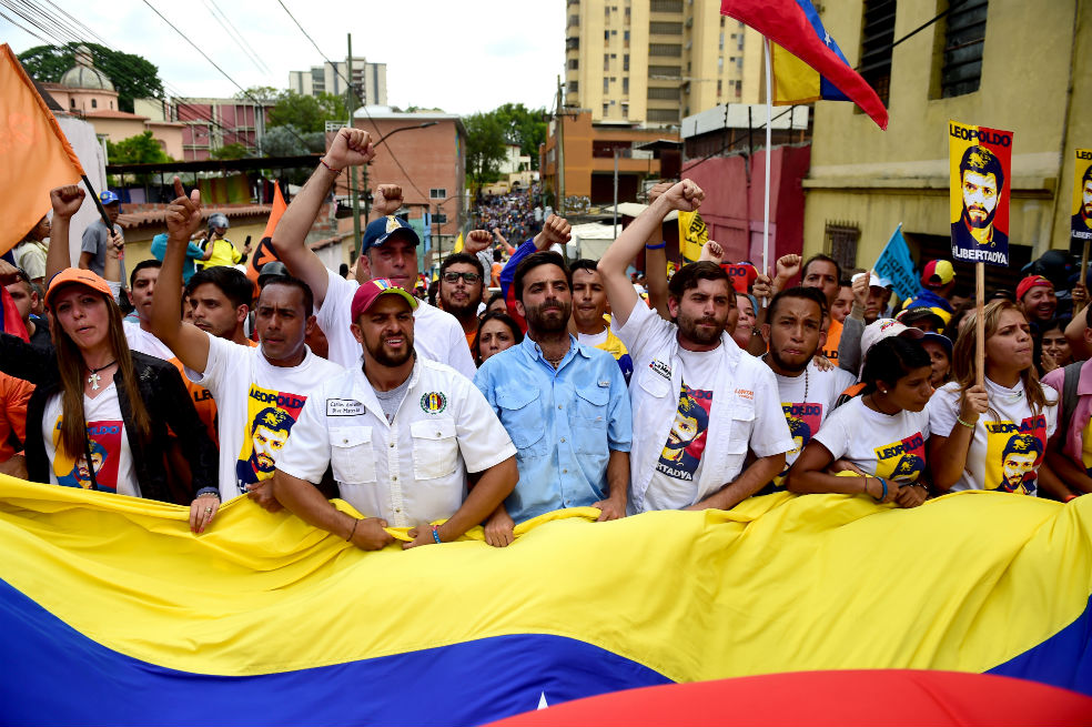 Opositores venezolanos marchan a cárceles a exigir libertad de "presos políticos"