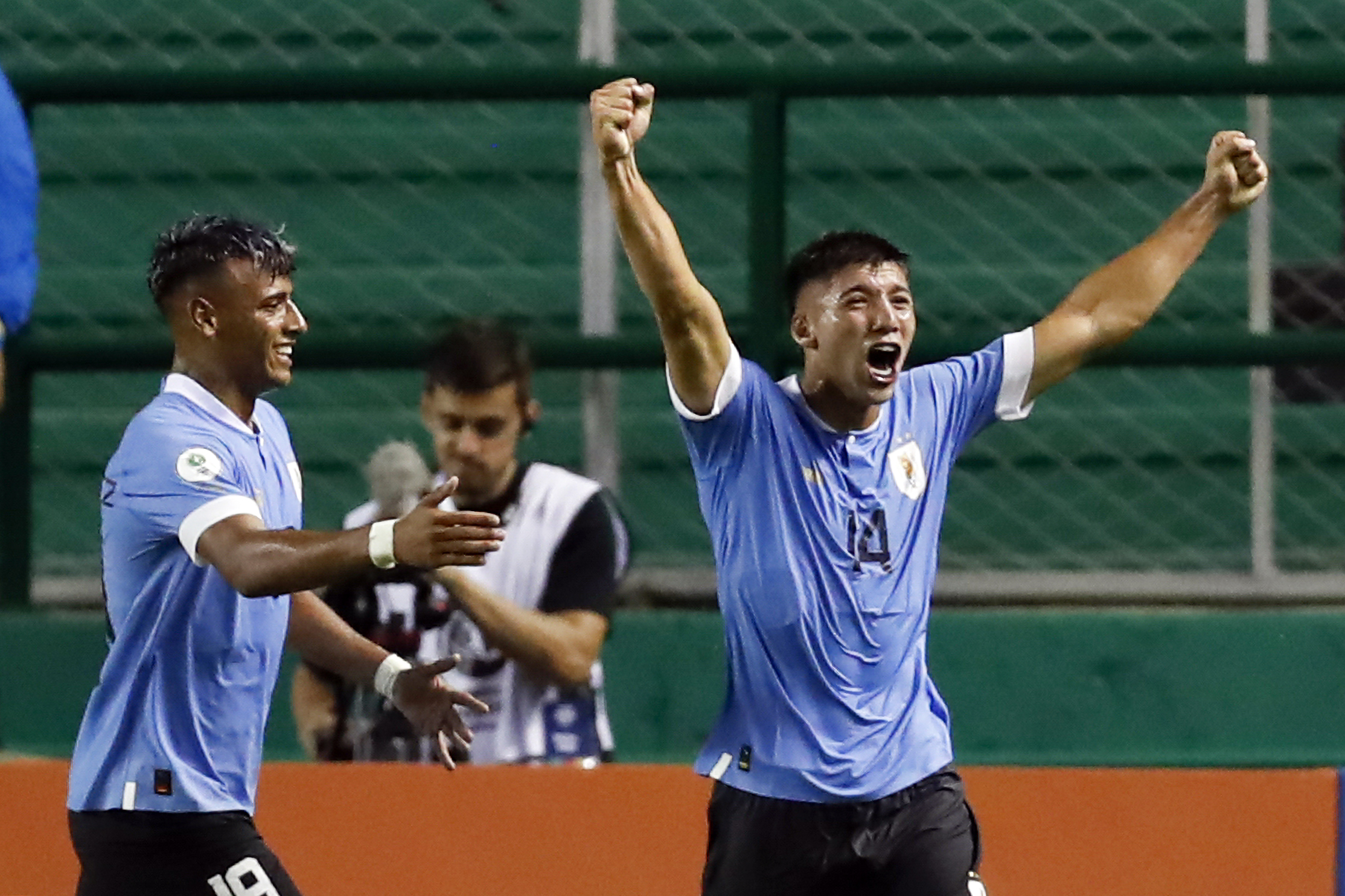 AMDEP398. CALI (COLOMBIA), 22/01/2023.- Sergio García (d) de Uruguay celebra un gol hoy, en un partido de la fase de grupos del Campeonato Sudamericano Sub'20 entre las selecciones de Chile y Uruguay en el estadio Deportivo Cali en Cali (Colombia). EFE/ Ernesto Guzmán Jr.