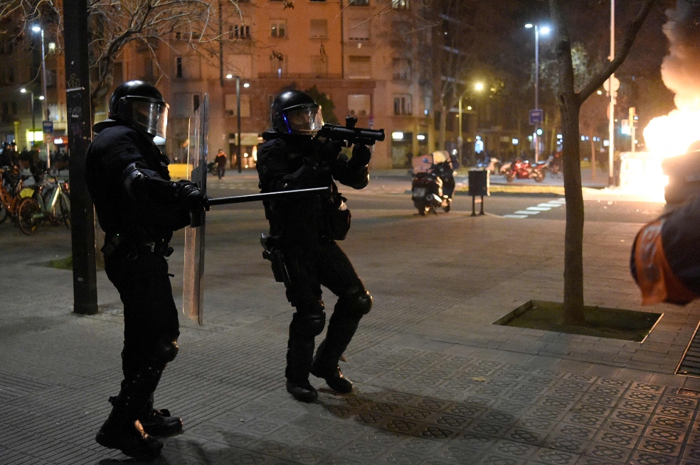 Nueva condena al rapero Hasél en España provoca tercera noche de disturbios