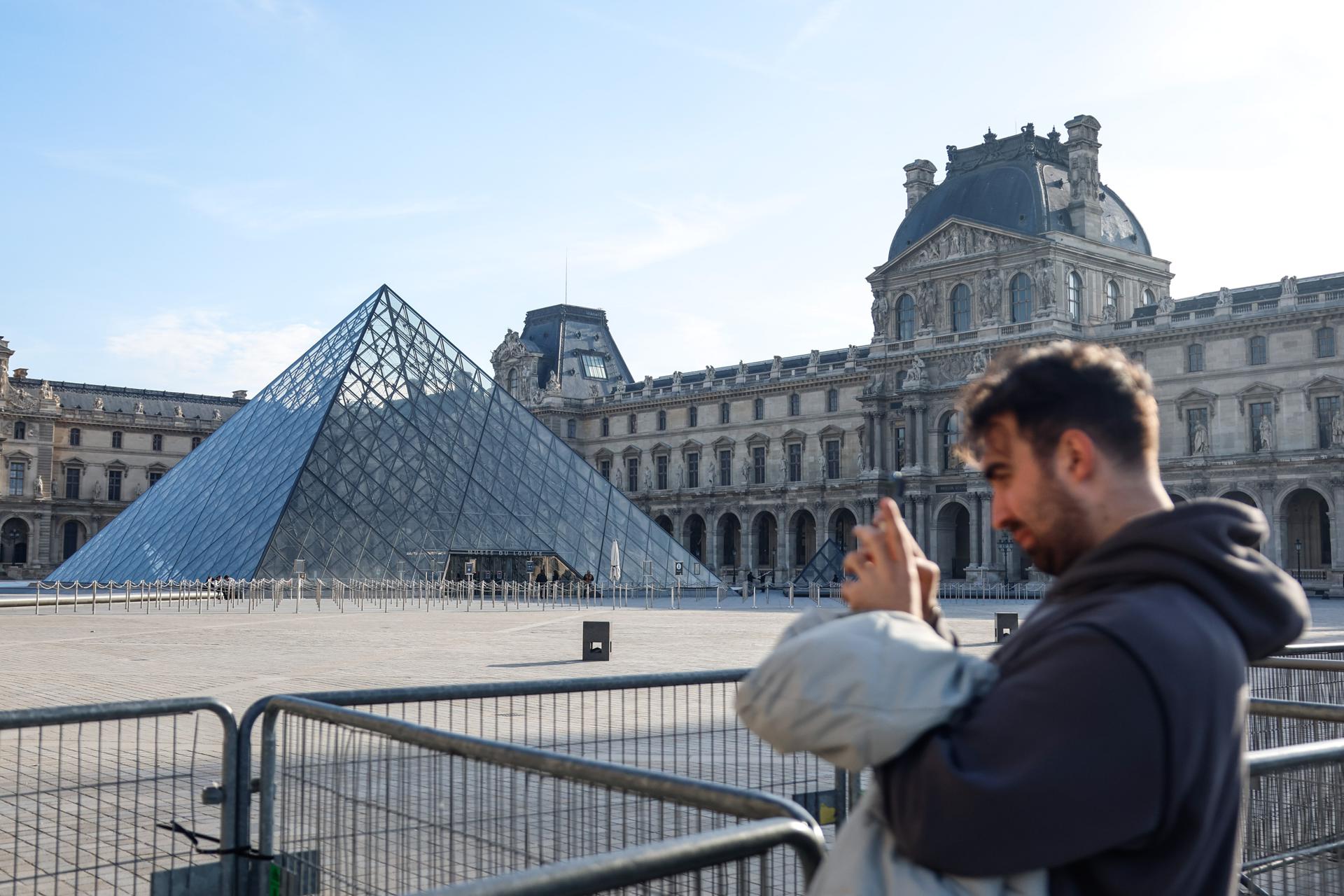 Paris (France), 19/01/2026.- A person stands outside the closed Louvre Museum in Paris, France, 19 January 2026. The Louvre closed its doors for the third time after staff extended a strike that began in mid-December, demanding improved working conditions. (Francia) EFE/EPA/Mohammed Badra
