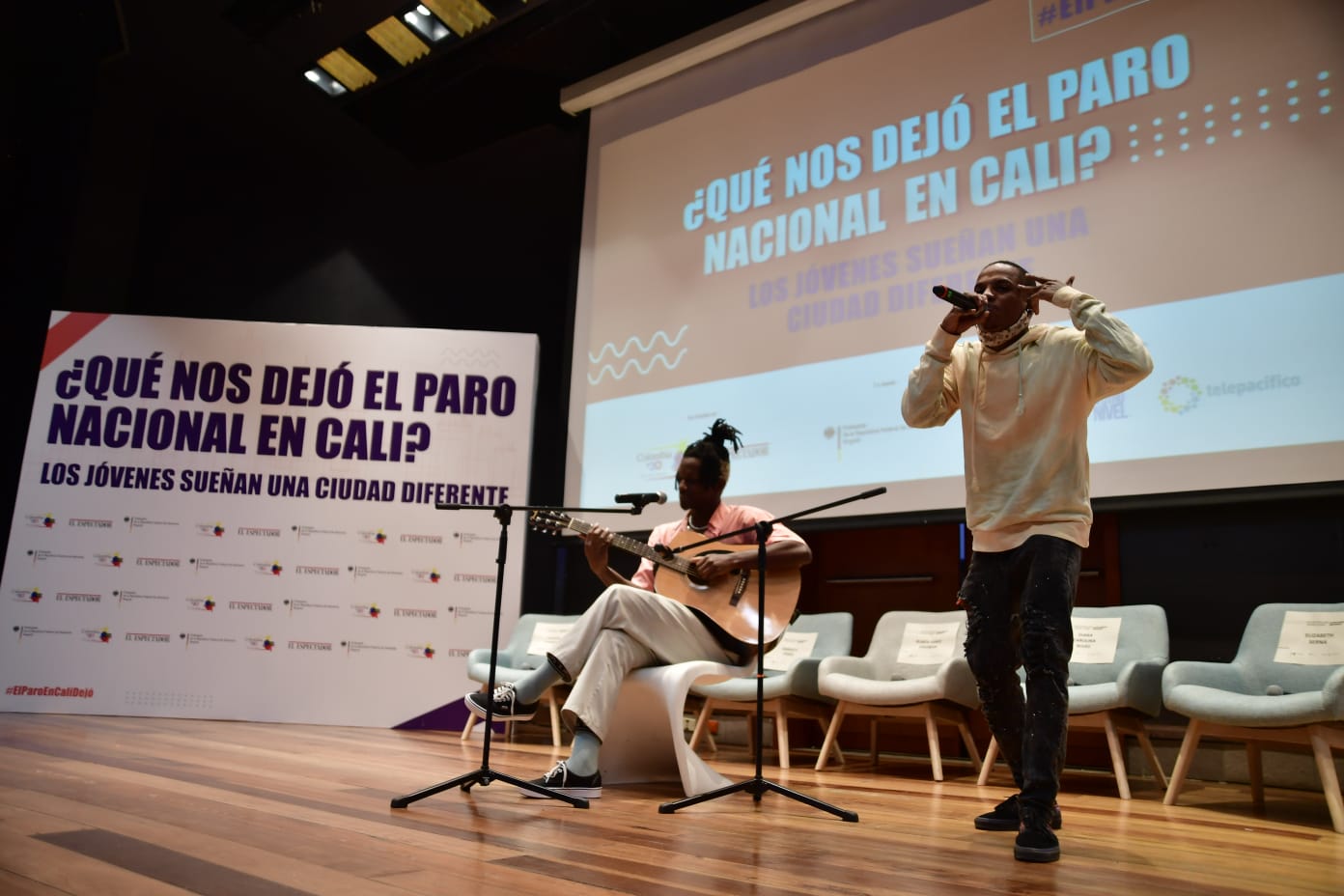 Durante su presentación en el evento, Junio Zamora invitó al rapero Constante al escenario.