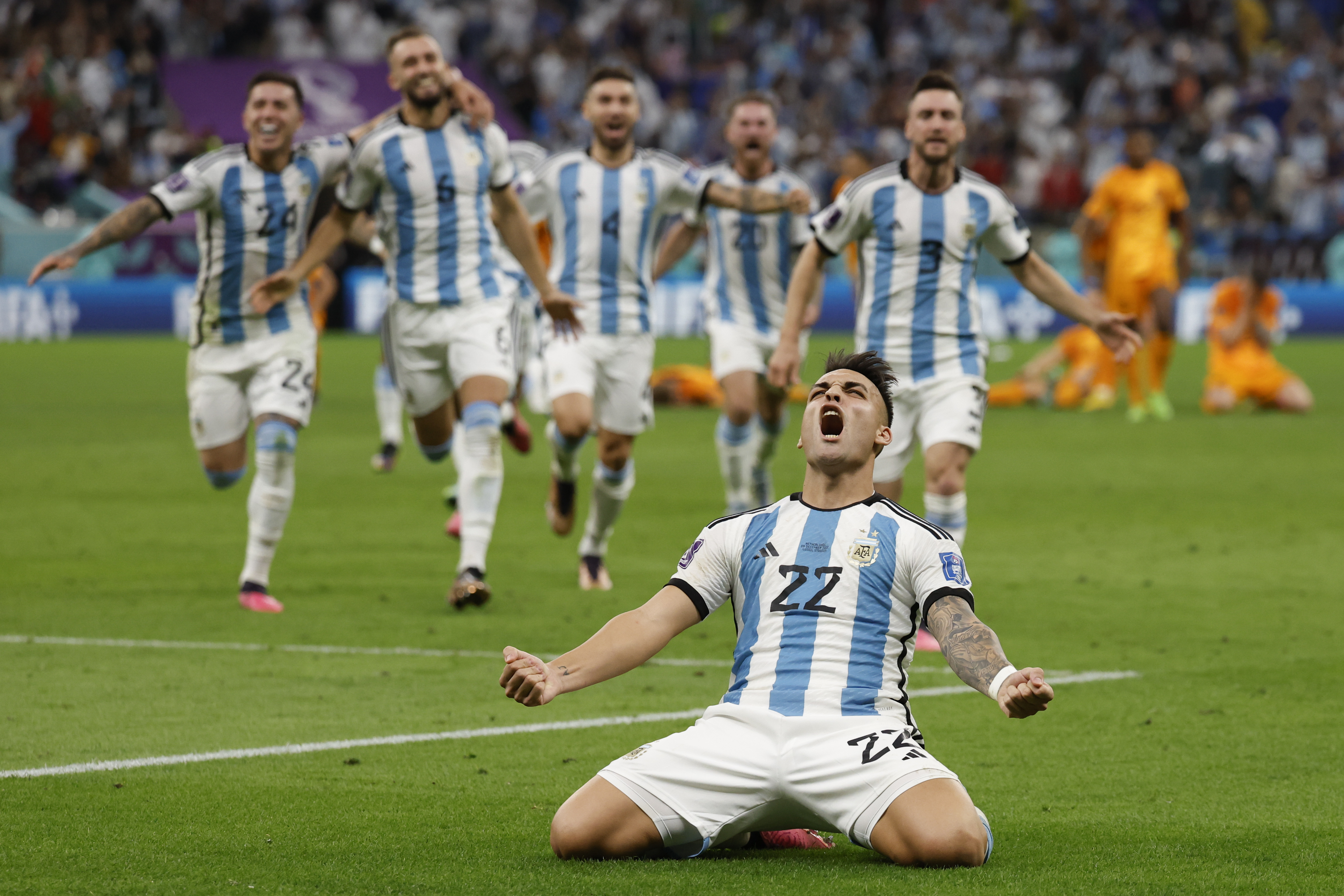-FOTODELDÍA- GR5722. RAYÁN (CATAR), 09/12/2022.- Lautaro Martínez de Argentina celebra al ganar la serie de penaltis hoy, en un partido de los cuartos de final del Mundial de Fútbol Qatar 2022 entre Países Bajos y Argentina  en el estadio de Lusail (Catar). EFE/ JJ Guillén