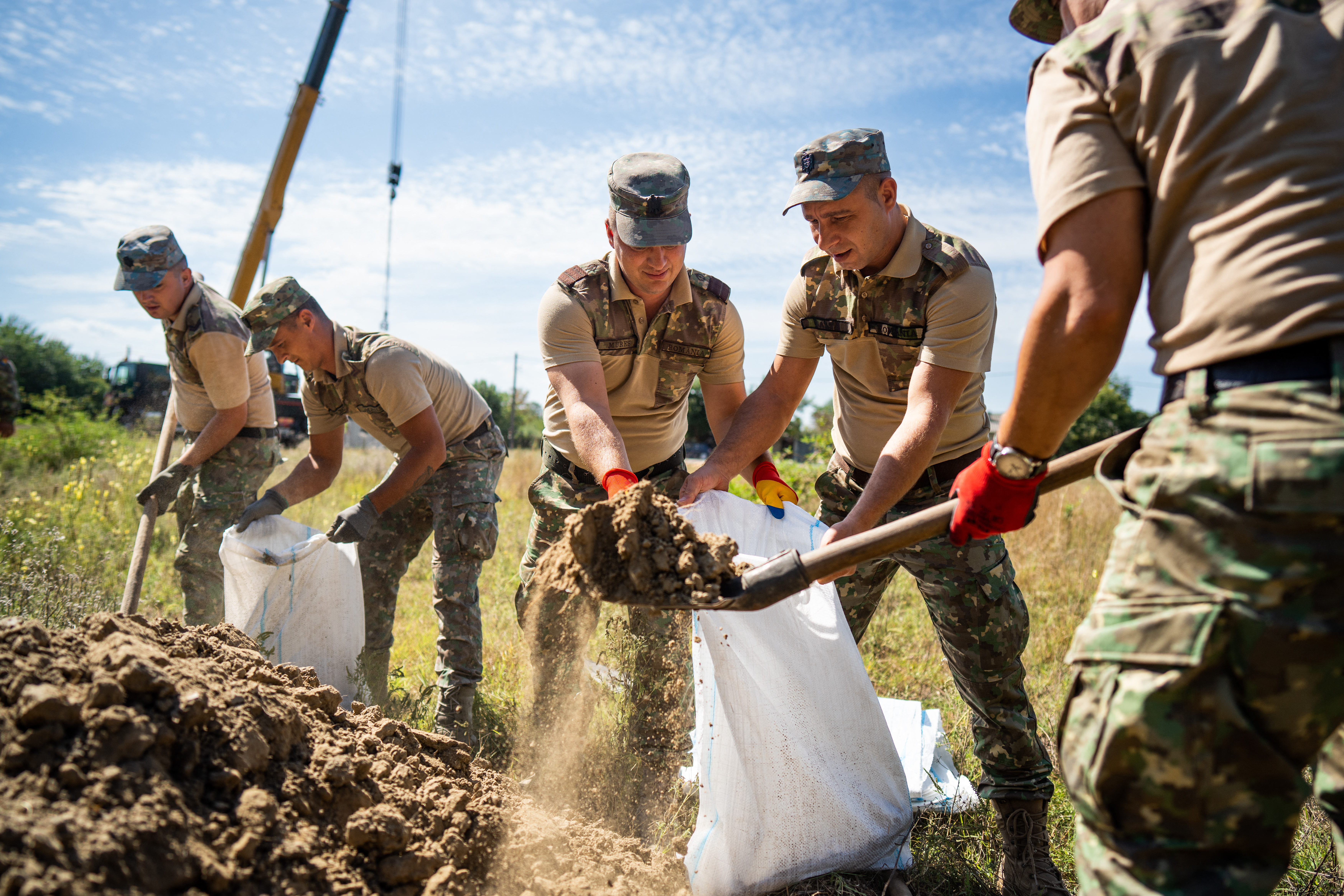 Soldados del Ejército rumano construyen un refugio antiaéreo en la aldea de Plauru, en el delta del Danubio, frontera con Ucrania.