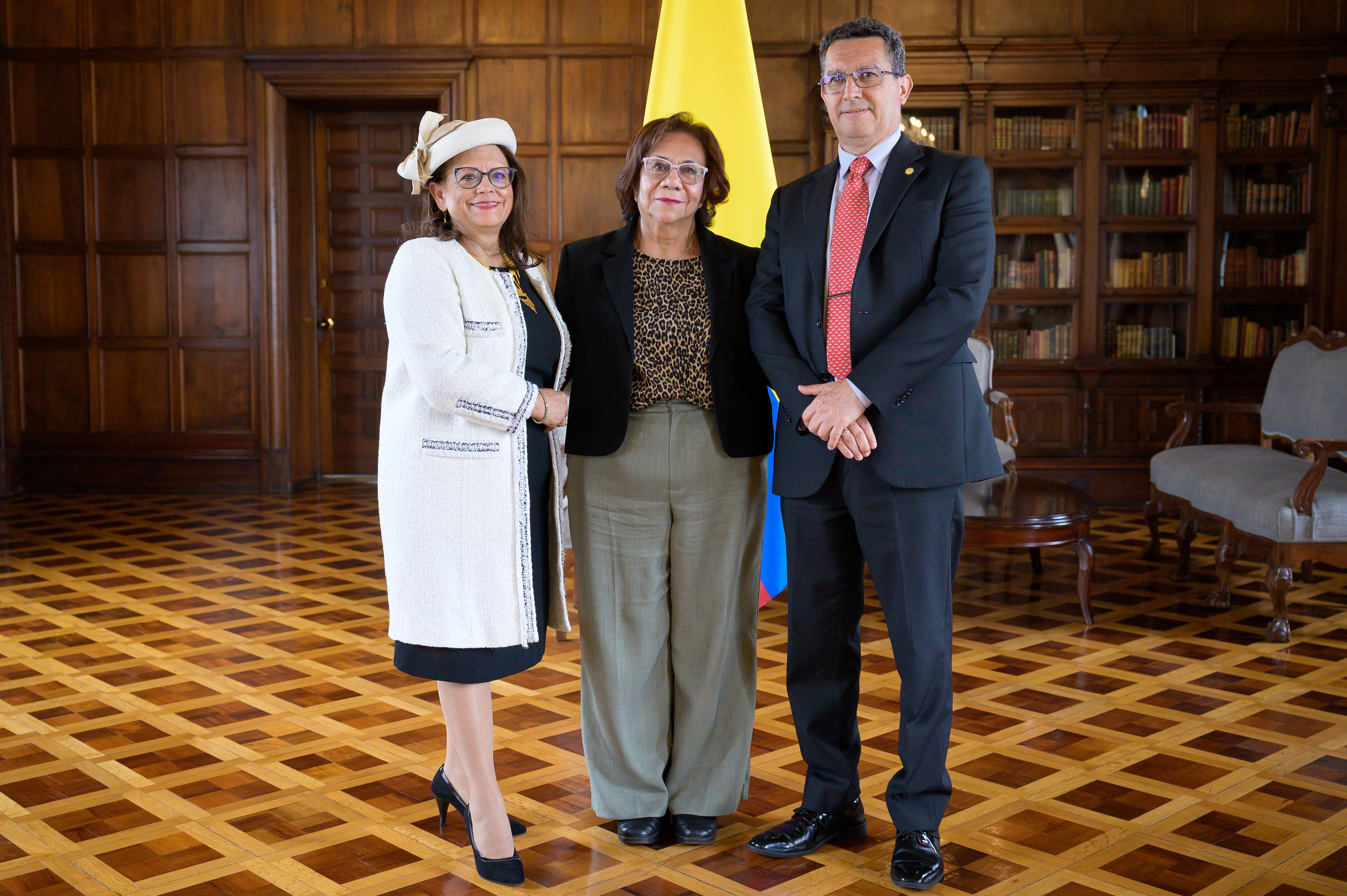 Canciller (e) Villavicencio posesiona a nuevos embajadores en Marruecos y Finlandia