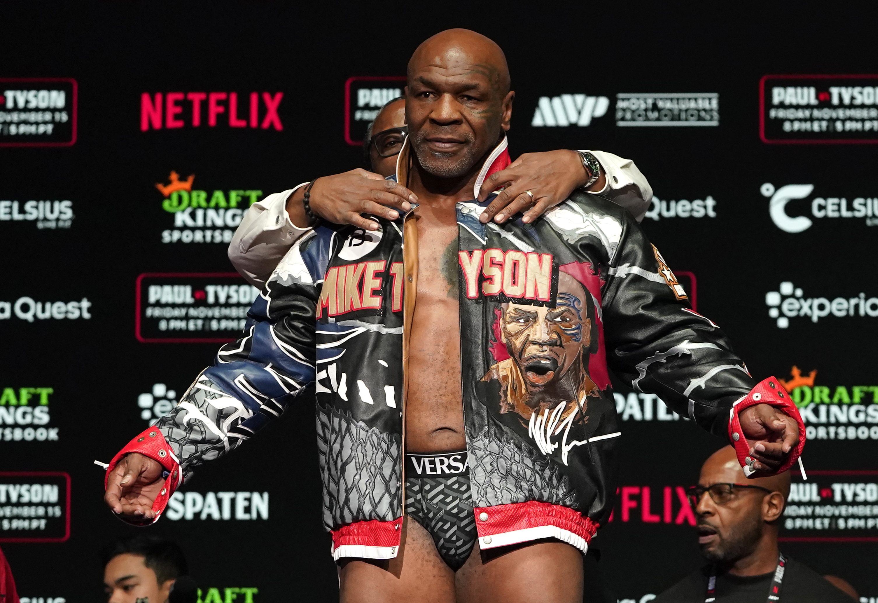 Así fue la cachetada de Mike Tyson al youtuber Jake Paul previo a su pelea: video