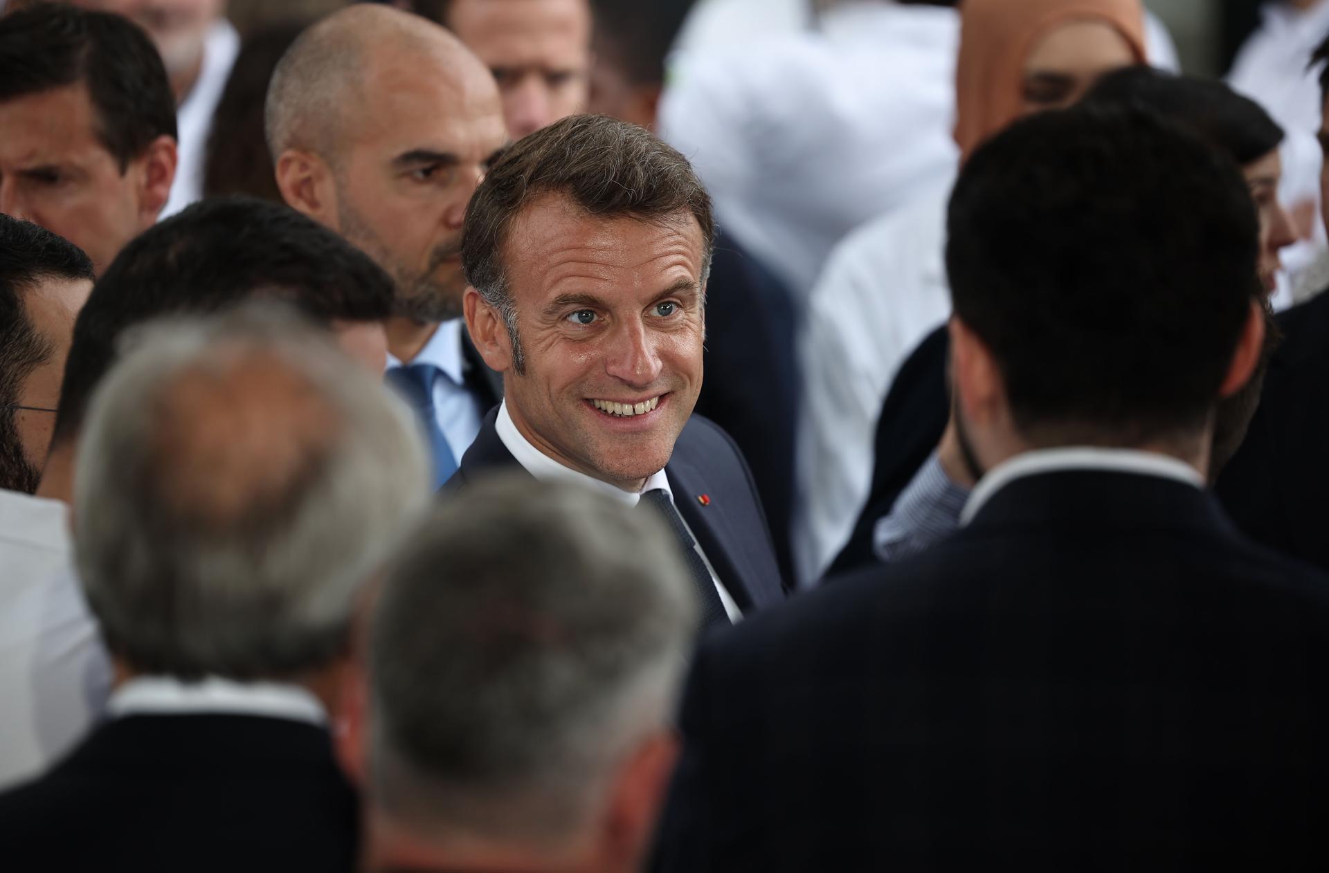 No era cocaína, era un pañuelo: desmienten rumor de Macron consumiendo en un tren