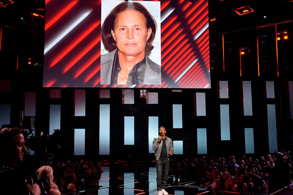 Críticas a Jamie Foxx por broma transexual inspirada en Bruce Jenner