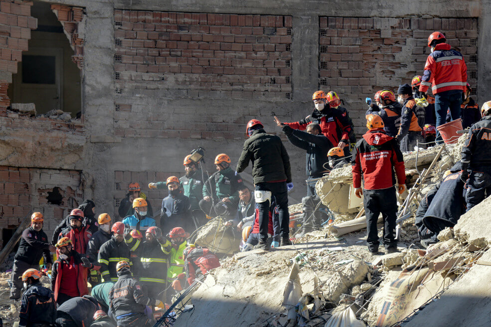 Terremoto en Turquía deja hasta ahora 22 muertos y más de 1000 heridos
