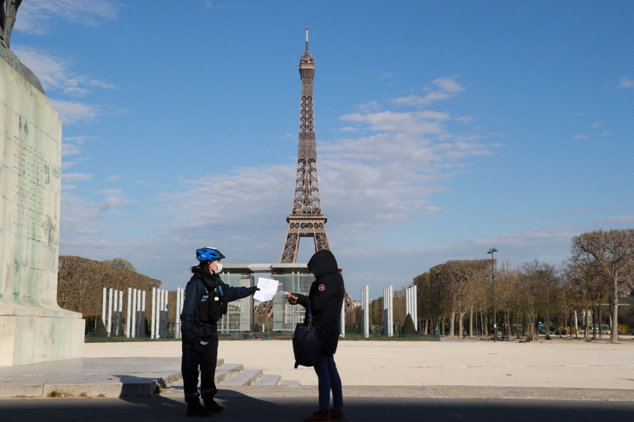 Francia regresa a cuarentena por tercera vez tras aumento de contagios por nuevas cepas de Covid-19