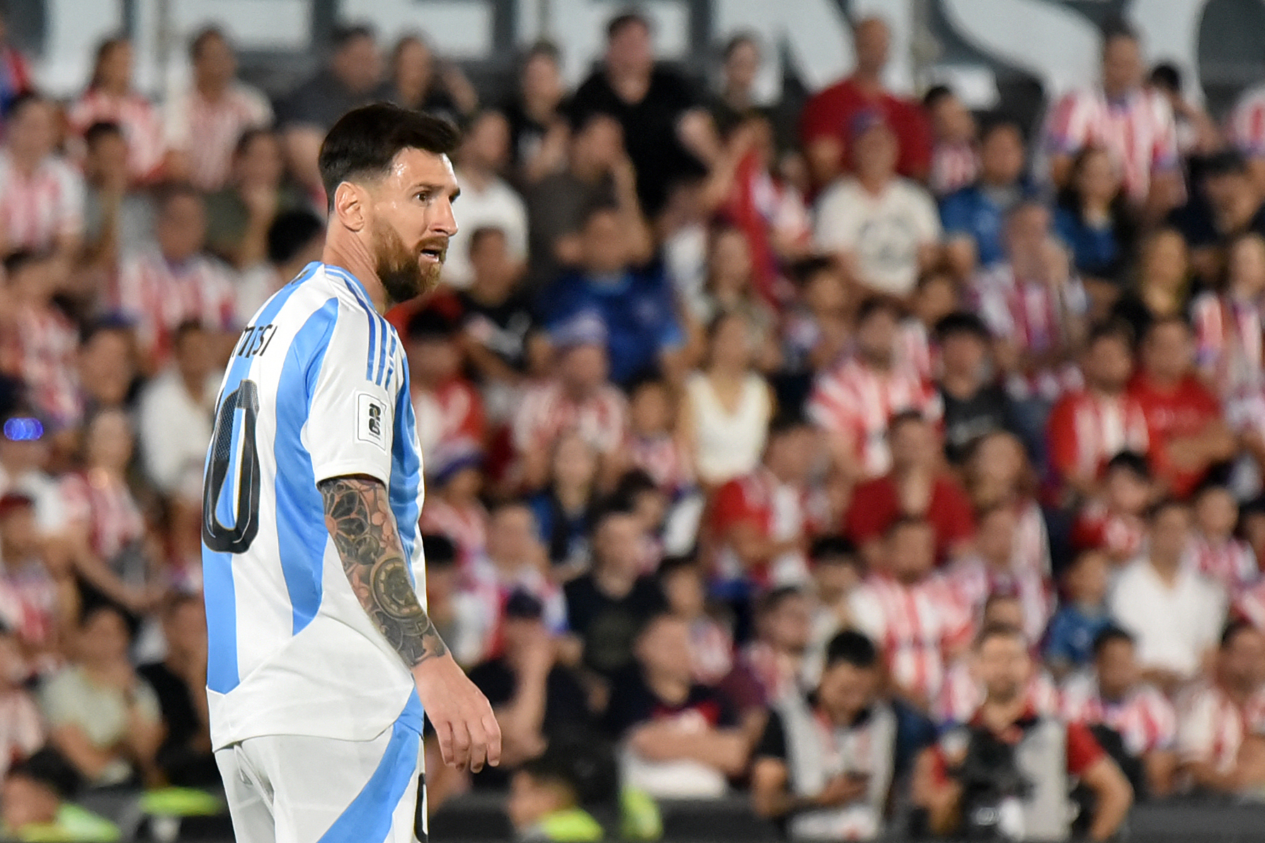 Messi, furioso en la cancha, se despachó contra el árbitro: piden sanción (video)