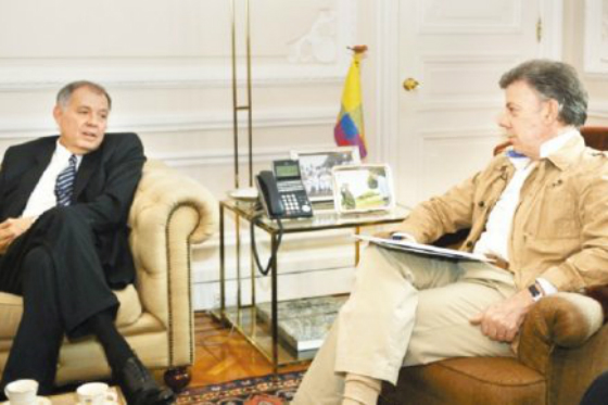 Santos contraataca en defensa de la paz